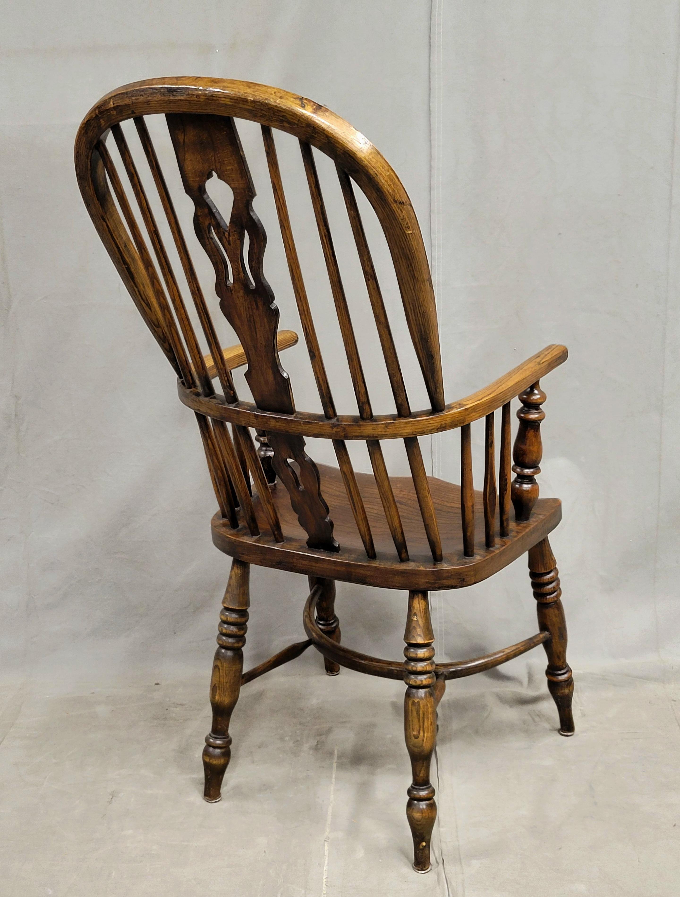 Sedie Windsor d'epoca in Oak e Olmo - Una coppia in vendita 3