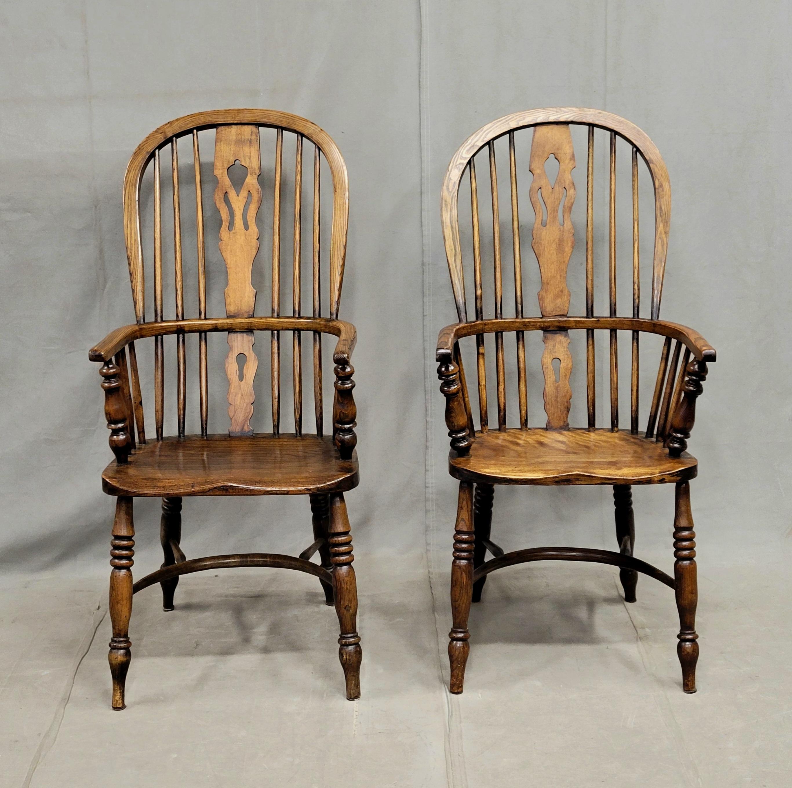 Una classica coppia di bellissime sedie Windsor inglesi vintage (seconda parte del XX secolo) realizzate con la tecnica tradizionale dell'olmo curvato e del rovere intagliato. Le venature del legno sono bellissime, soprattutto sui braccioli e sui