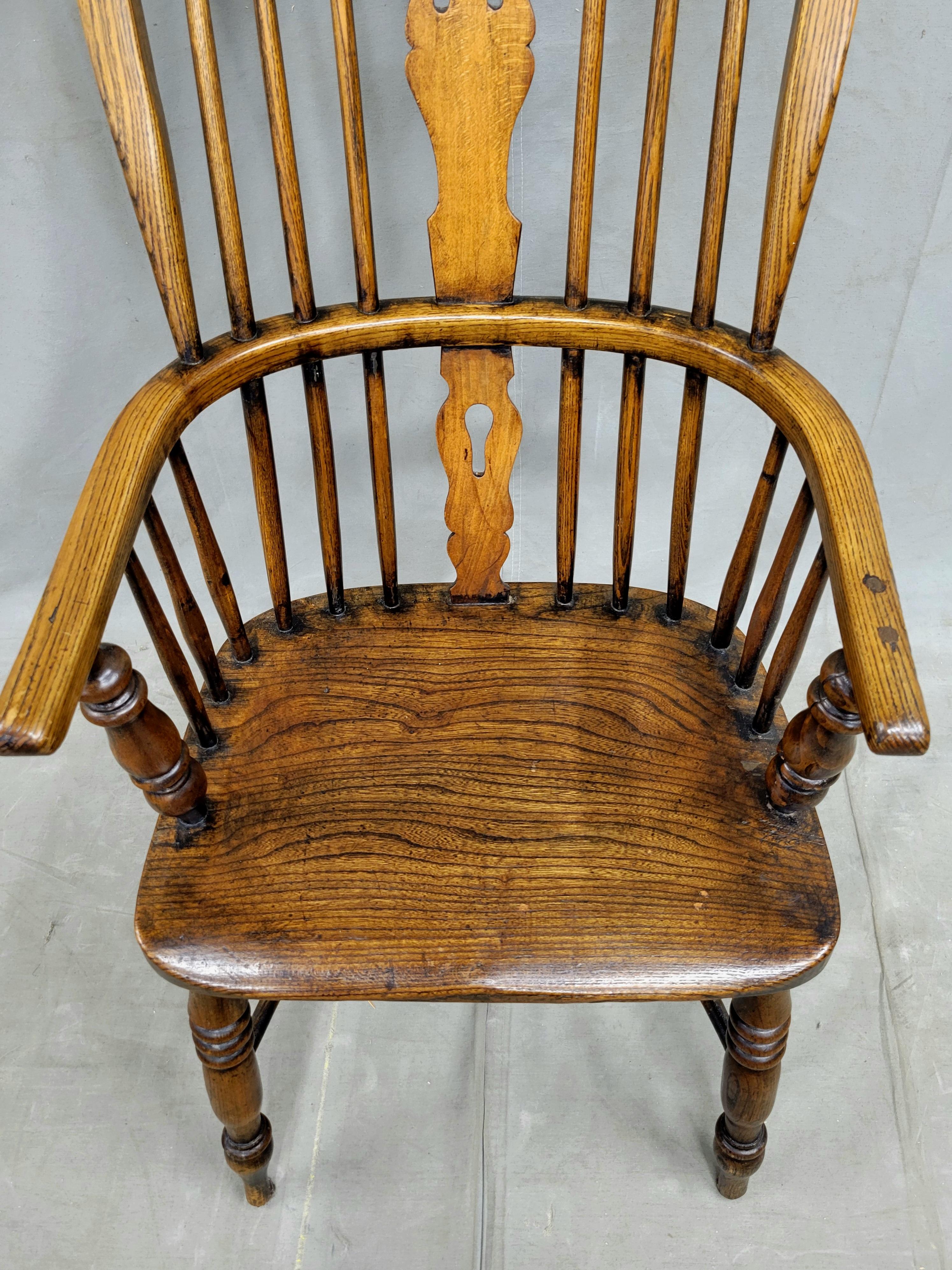 Sedie Windsor d'epoca in Oak e Olmo - Una coppia in vendita 1