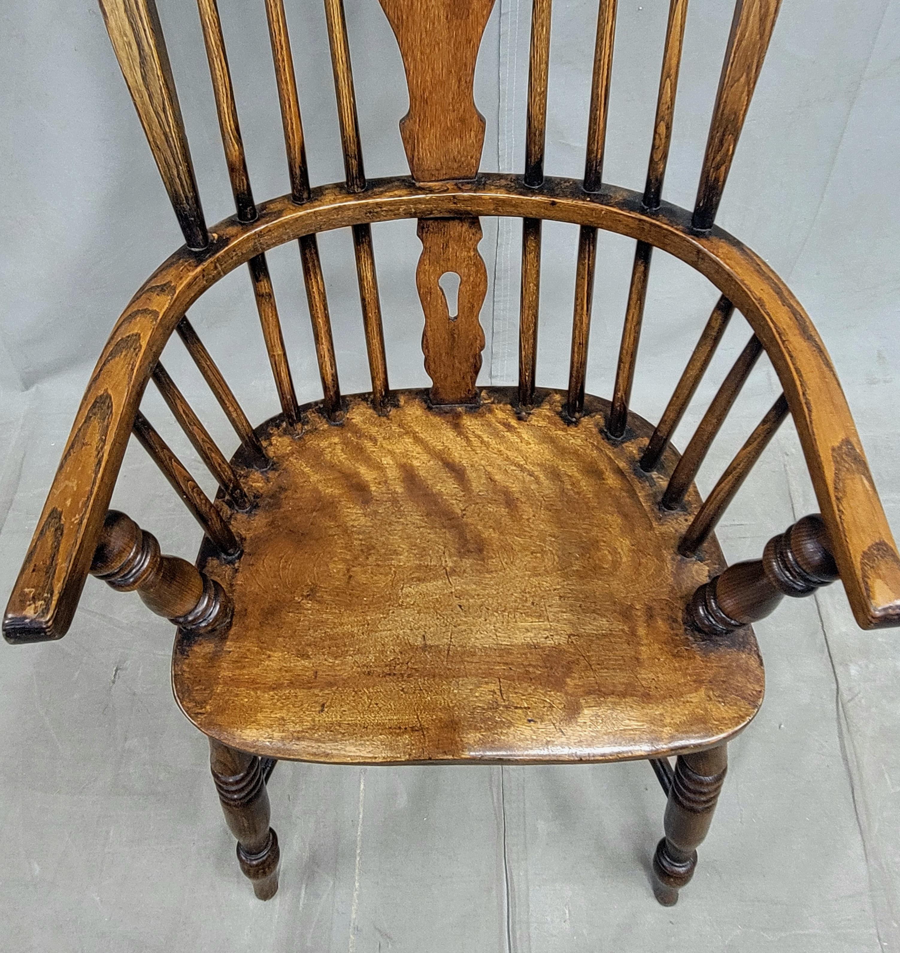 Sedie Windsor d'epoca in Oak e Olmo - Una coppia in vendita 2