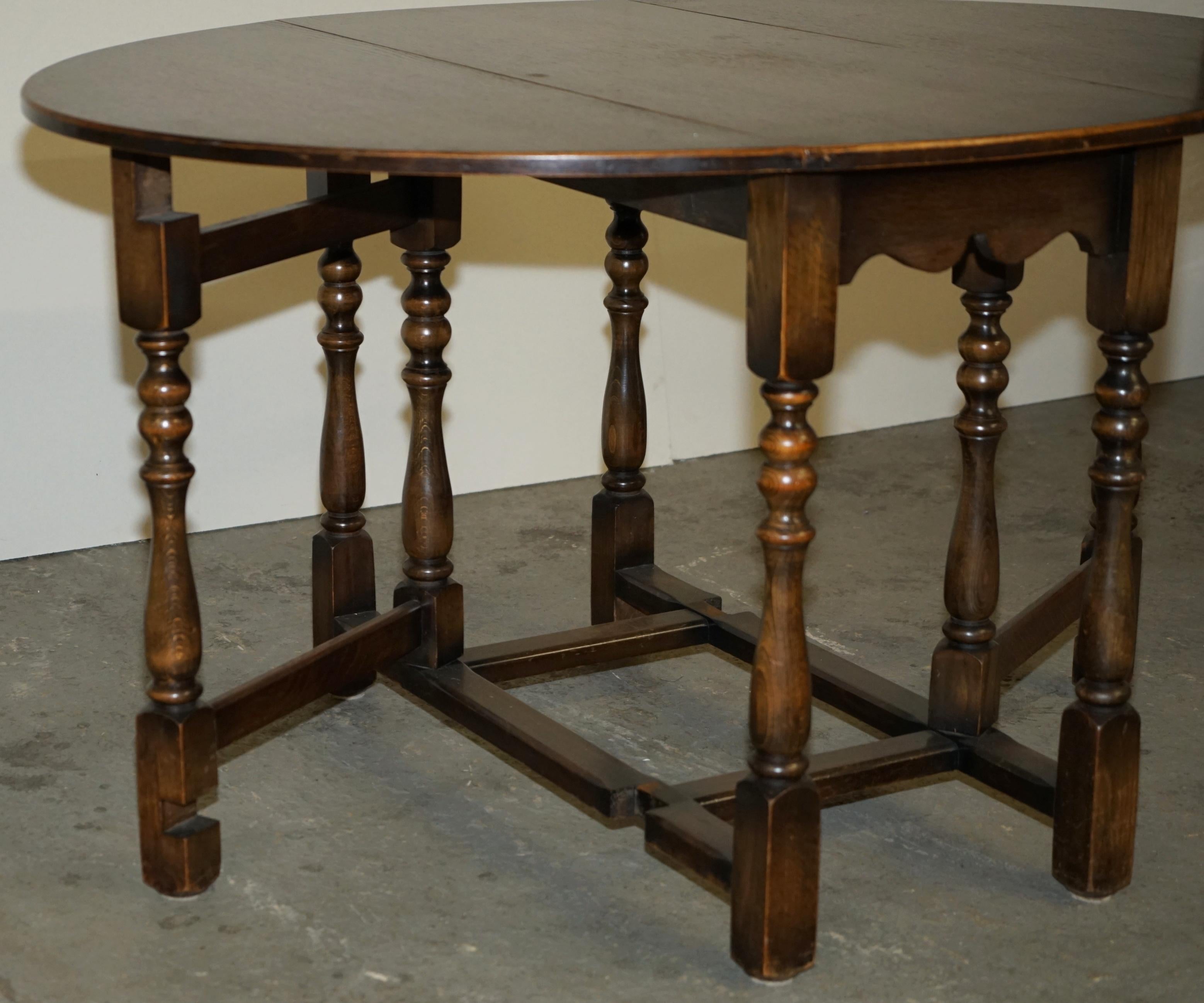 VINTAGE ENGLISH OAK CIRCA 1950'S GATELEG EXTENDING DiNING ROOM TABLE 2-4 PEOPLE For Sale 2