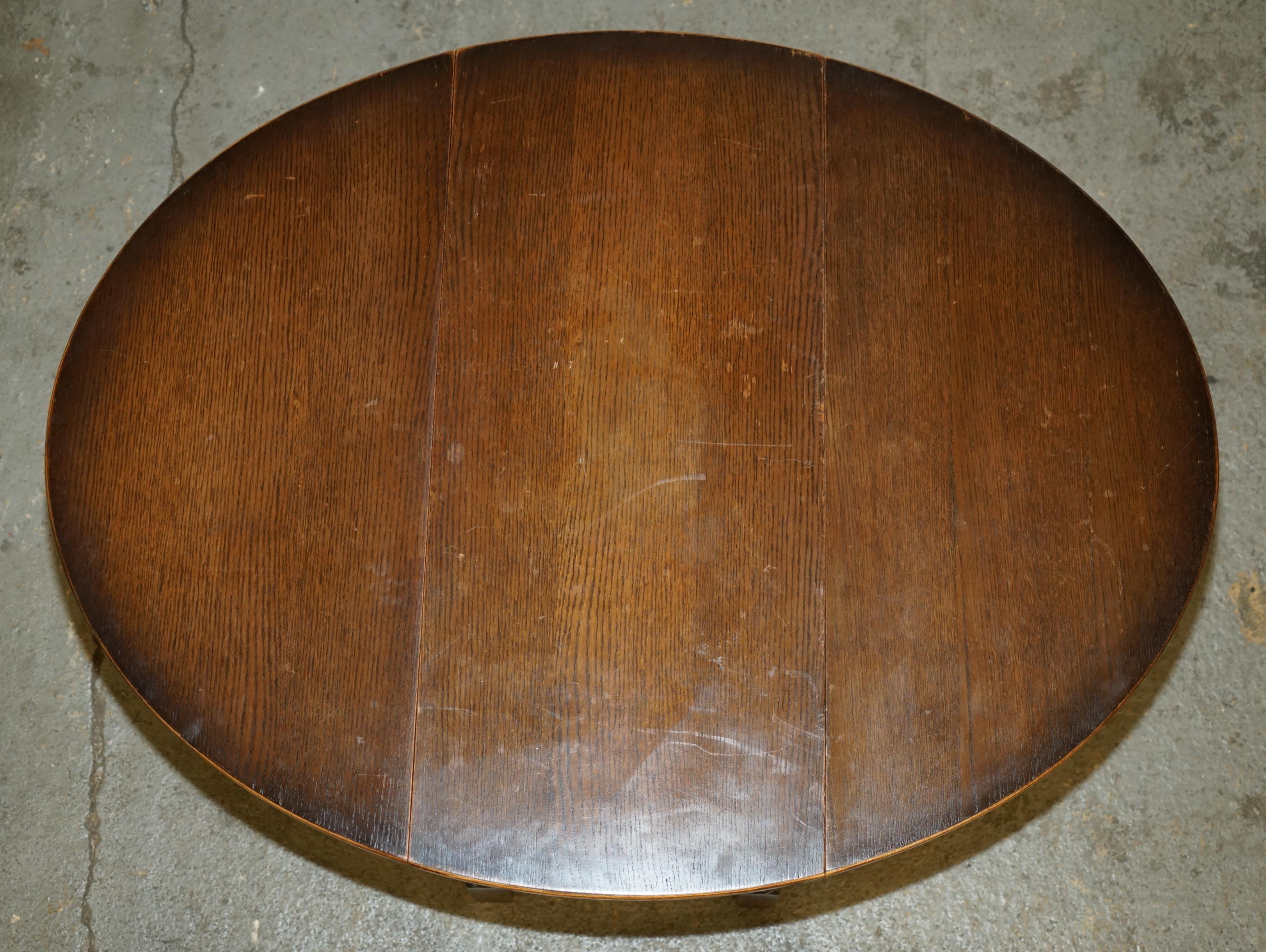 VINTAGE ENGLISH OAK CIRCA 1950'S GATELEG EXTENDING DiNING ROOM TABLE 2-4 PEOPLE For Sale 3