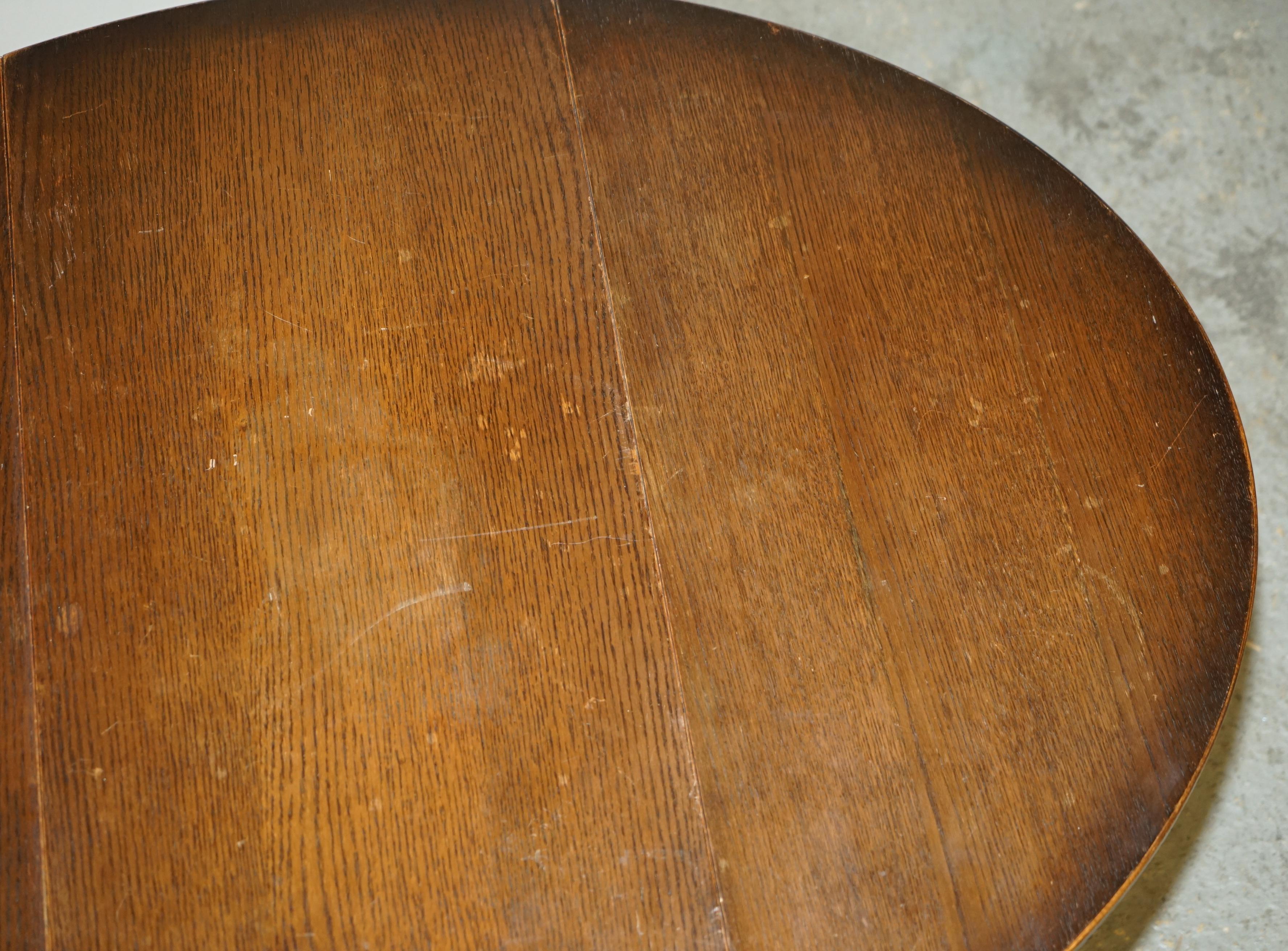 VINTAGE ENGLISH OAK CIRCA 1950'S GATELEG EXTENDING DiNING ROOM TABLE 2-4 PEOPLE For Sale 5