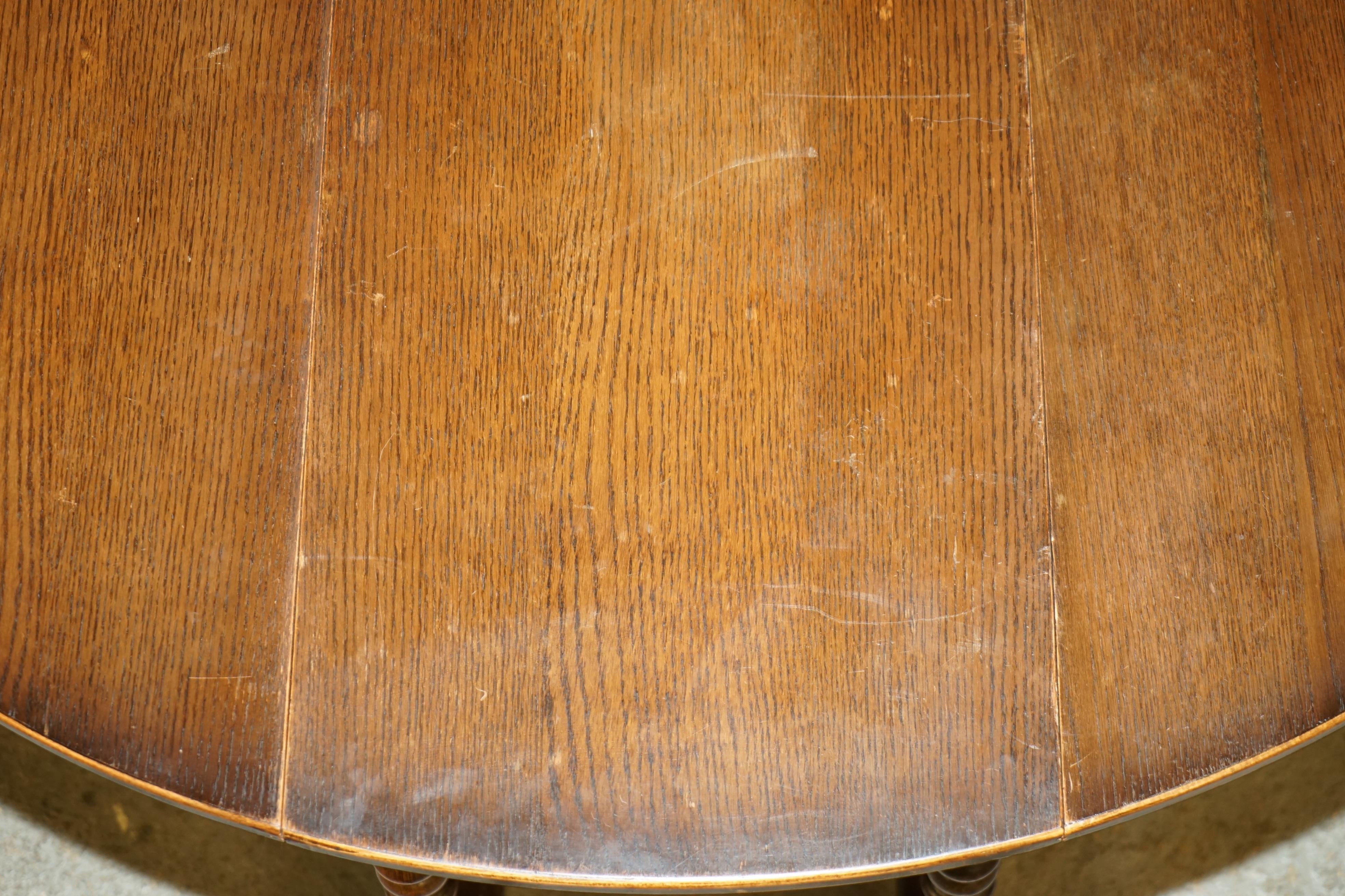 VINTAGE ENGLISH OAK CIRCA 1950'S GATELEG EXTENDING DiNING ROOM TABLE 2-4 PEOPLE For Sale 7