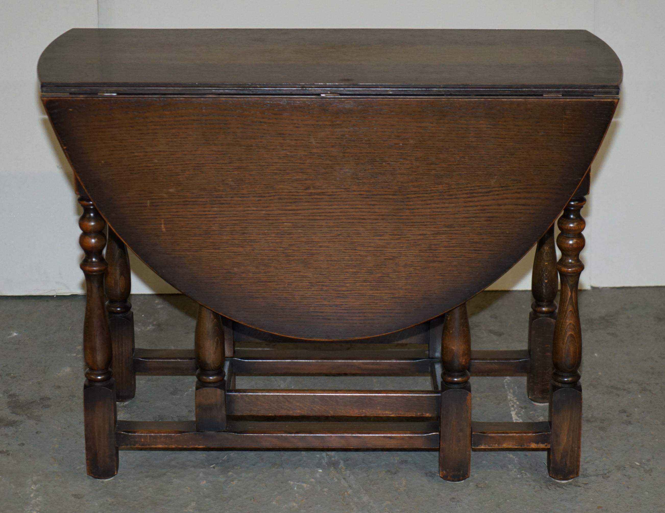 Edwardian VINTAGE ENGLISH OAK CIRCA 1950'S GATELEG EXTENDING DiNING ROOM TABLE 2-4 PEOPLE For Sale