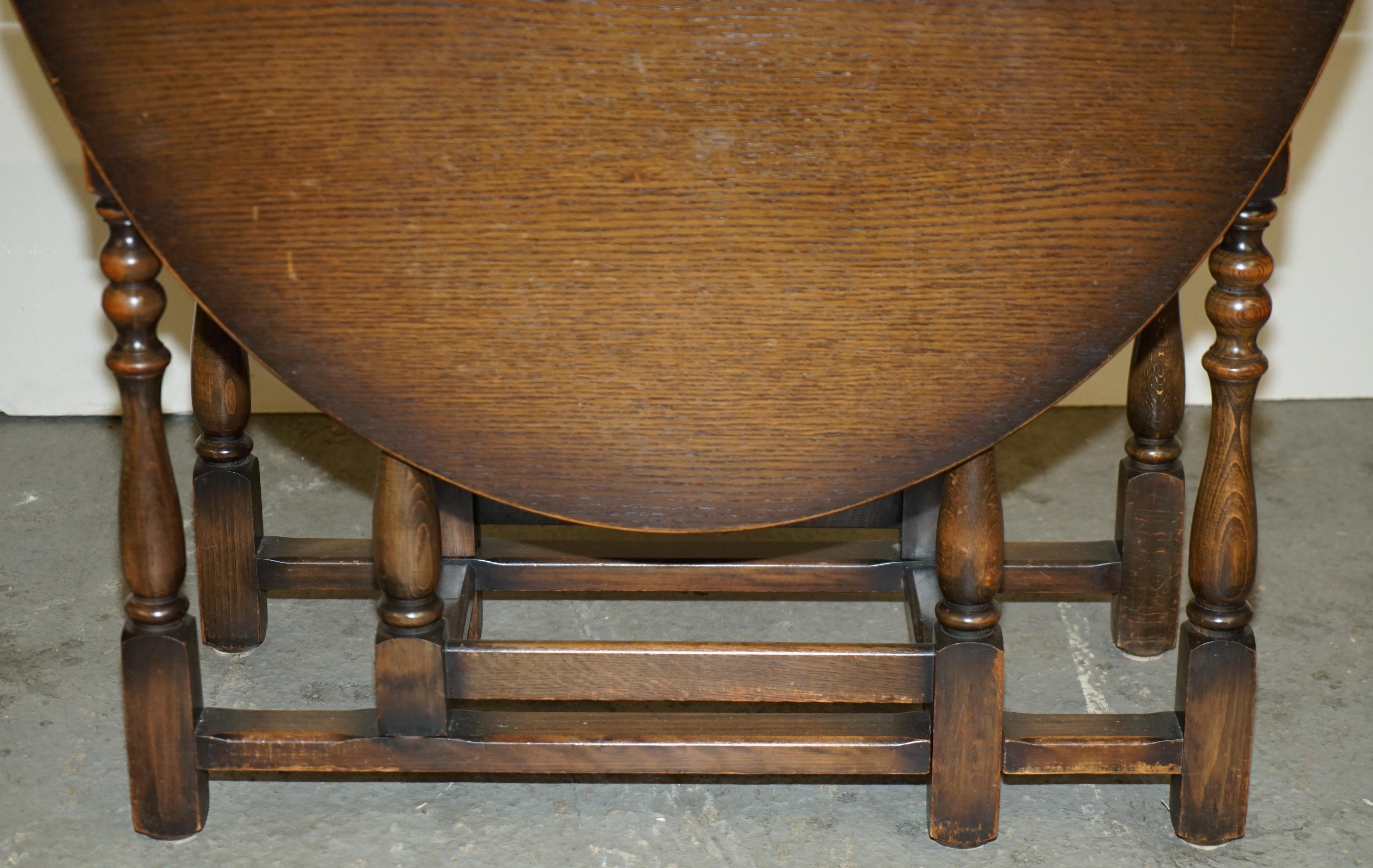 English VINTAGE ENGLISH OAK CIRCA 1950'S GATELEG EXTENDING DiNING ROOM TABLE 2-4 PEOPLE For Sale