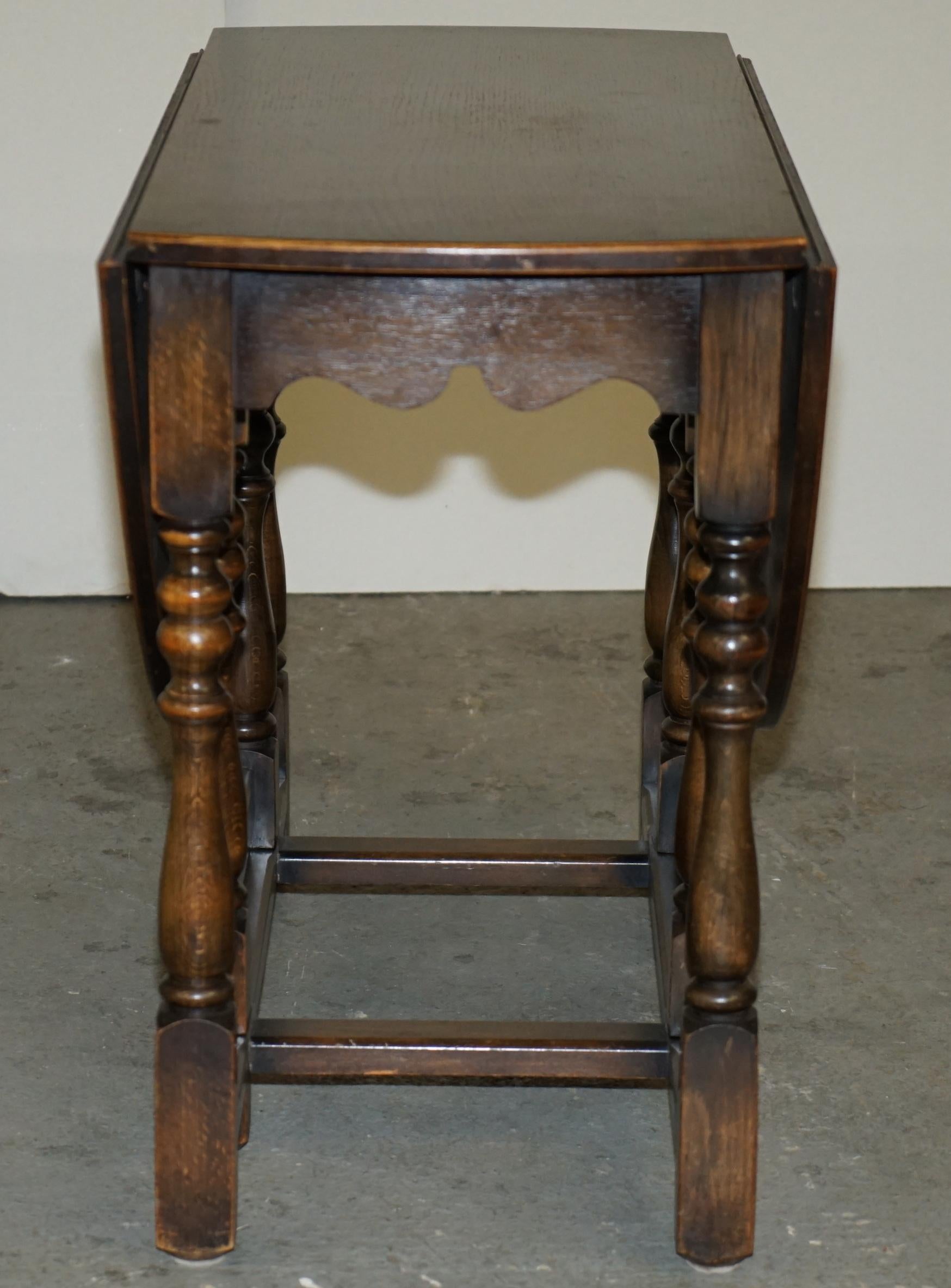 Hand-Crafted VINTAGE ENGLISH OAK CIRCA 1950'S GATELEG EXTENDING DiNING ROOM TABLE 2-4 PEOPLE For Sale