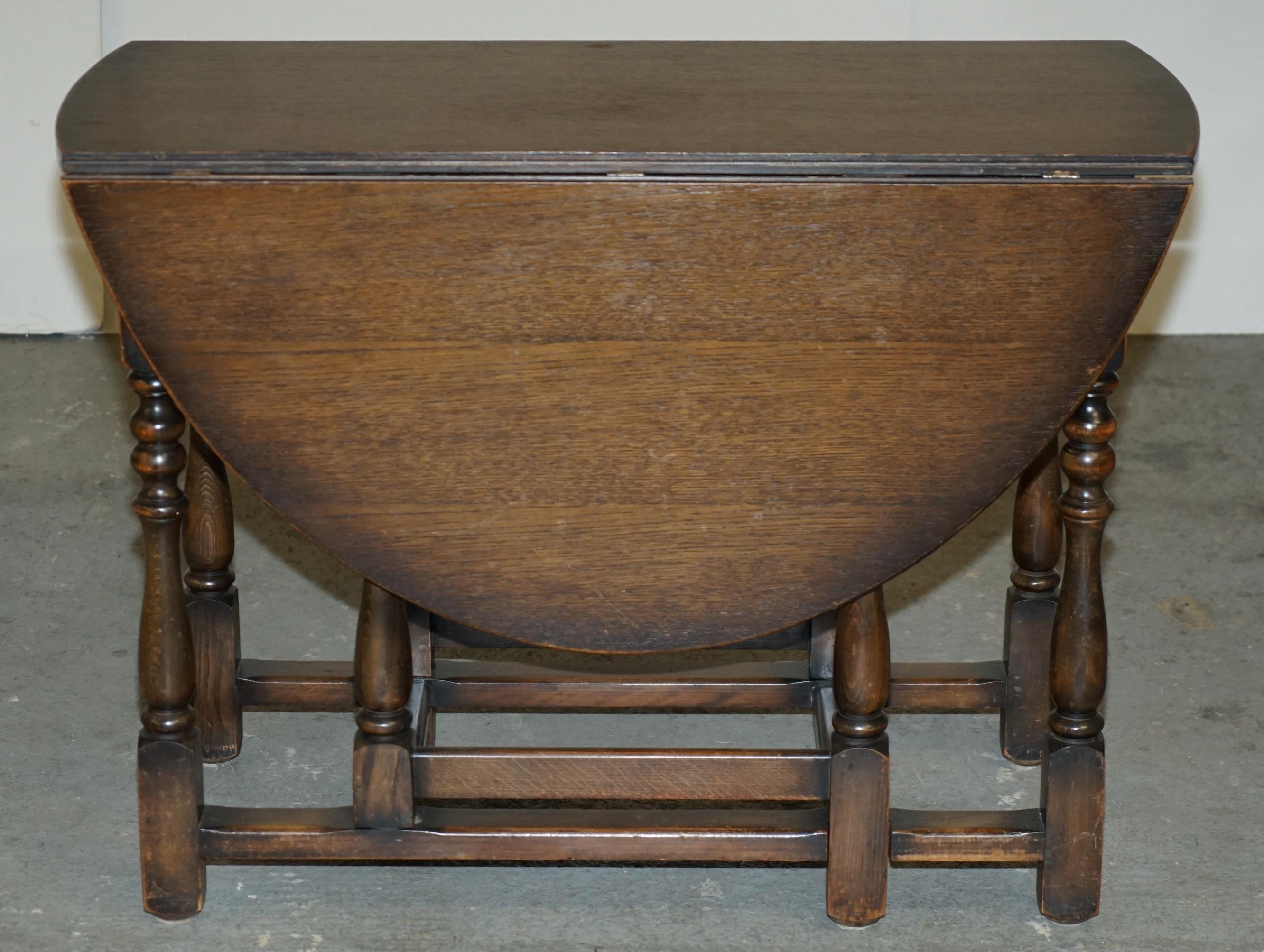 VINTAGE ENGLISH OAK CIRCA 1950'S GATELEG EXTENDING DiNING ROOM TABLE 2-4 PEOPLE In Good Condition For Sale In West Sussex, Pulborough