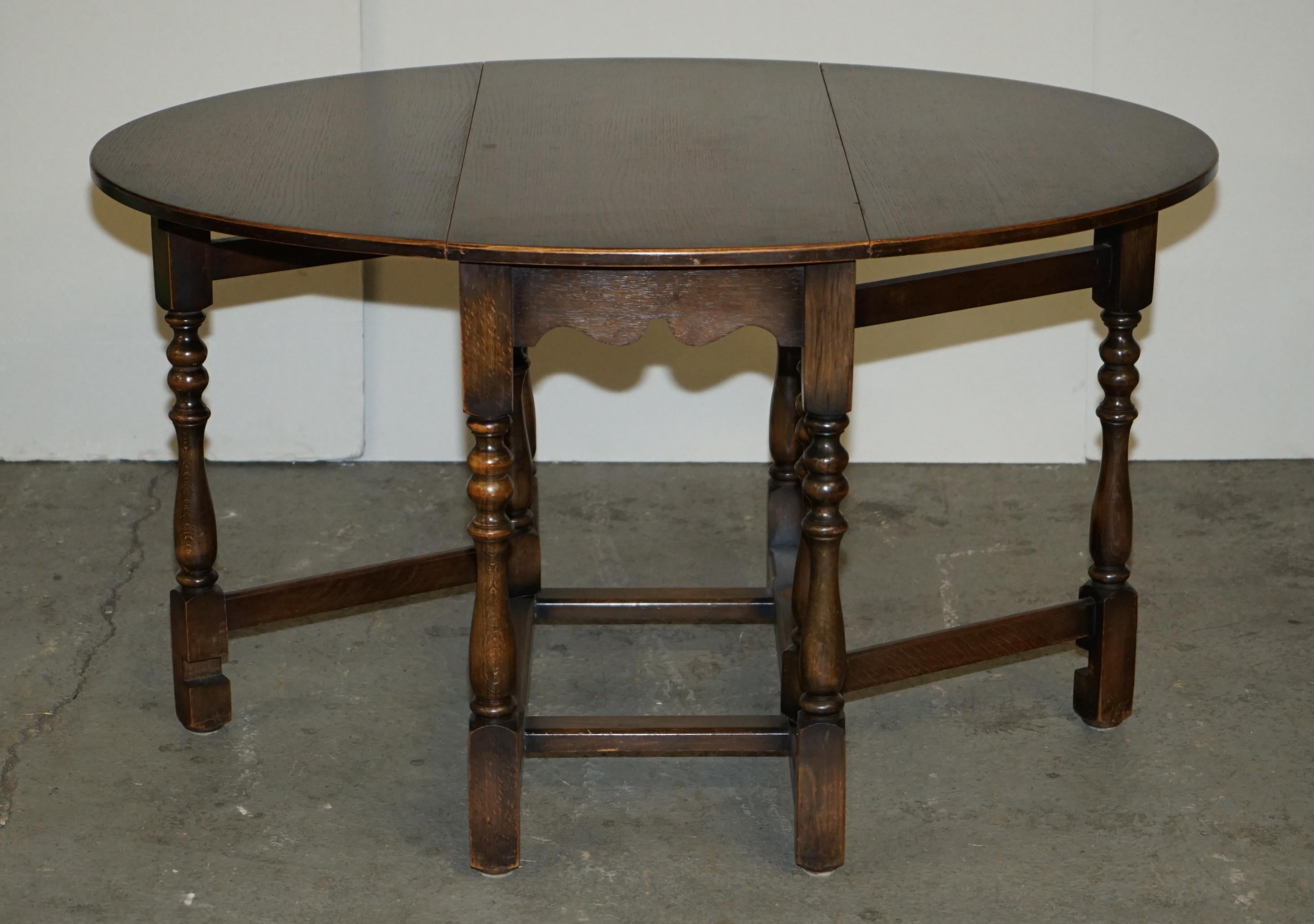Oak VINTAGE ENGLISH OAK CIRCA 1950'S GATELEG EXTENDING DiNING ROOM TABLE 2-4 PEOPLE For Sale