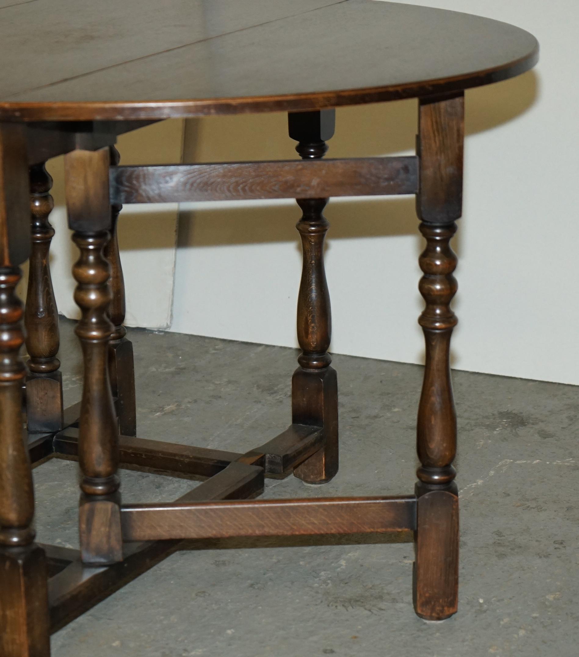 VINTAGE ENGLISH OAK CIRCA 1950'S GATELEG EXTENDING DiNING ROOM TABLE 2-4 PEOPLE For Sale 1