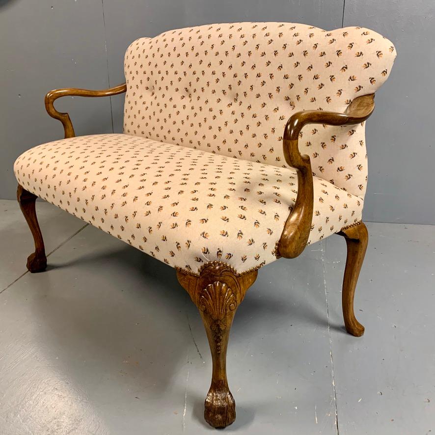 Great decorative 1930s English oak 2-seat occasional sofa with lovely golden oak show wood frame.
Good carving to the shaped arms and the legs to the front are finished a Georgian style shepherds foot.
This seat can easily accommodate two adults