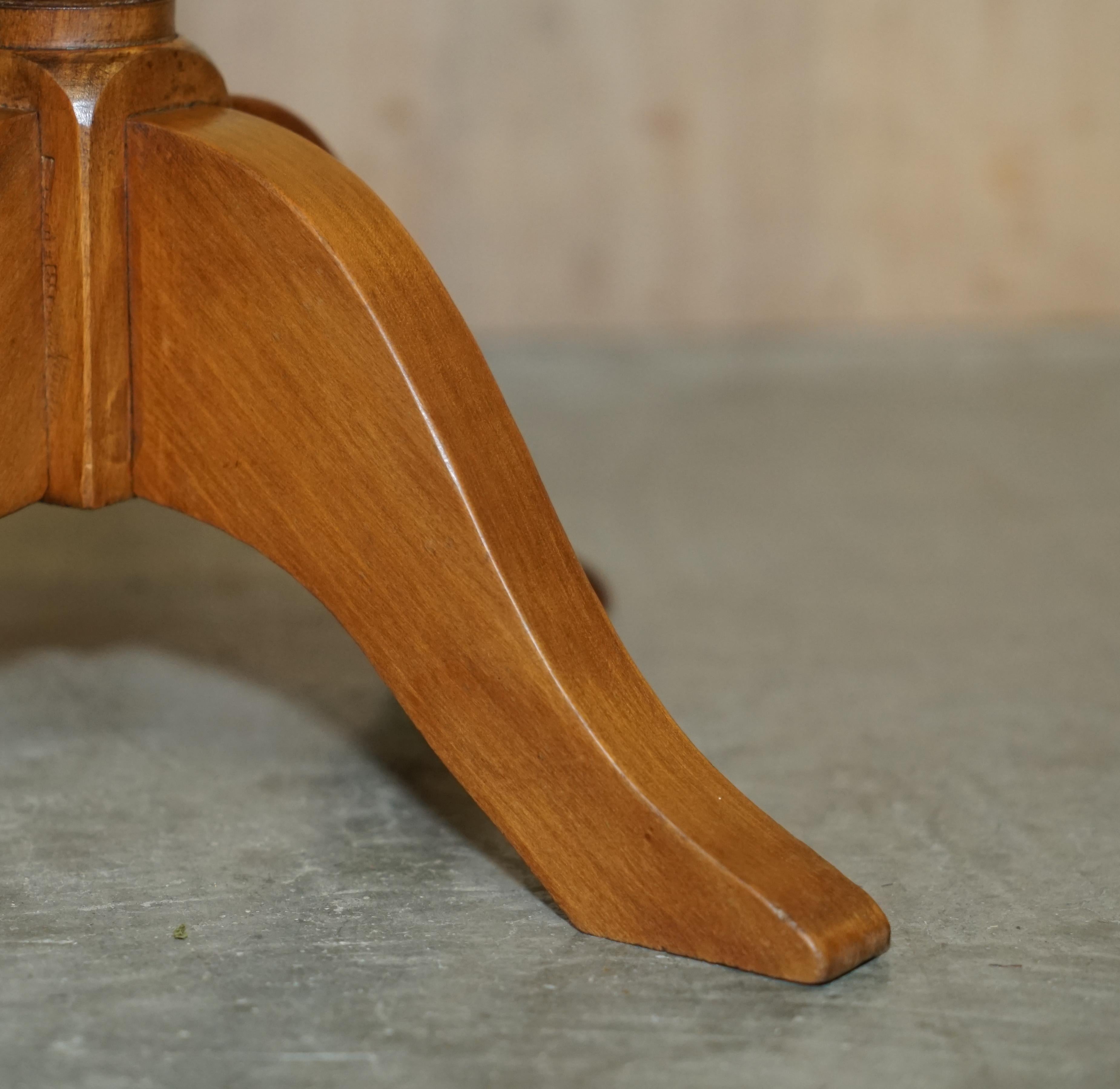 ENGLISH OAK TRIPOD END LAMP WINE TABLE LOVELY PATINA TO THE TOP VINTAGE en vente 3