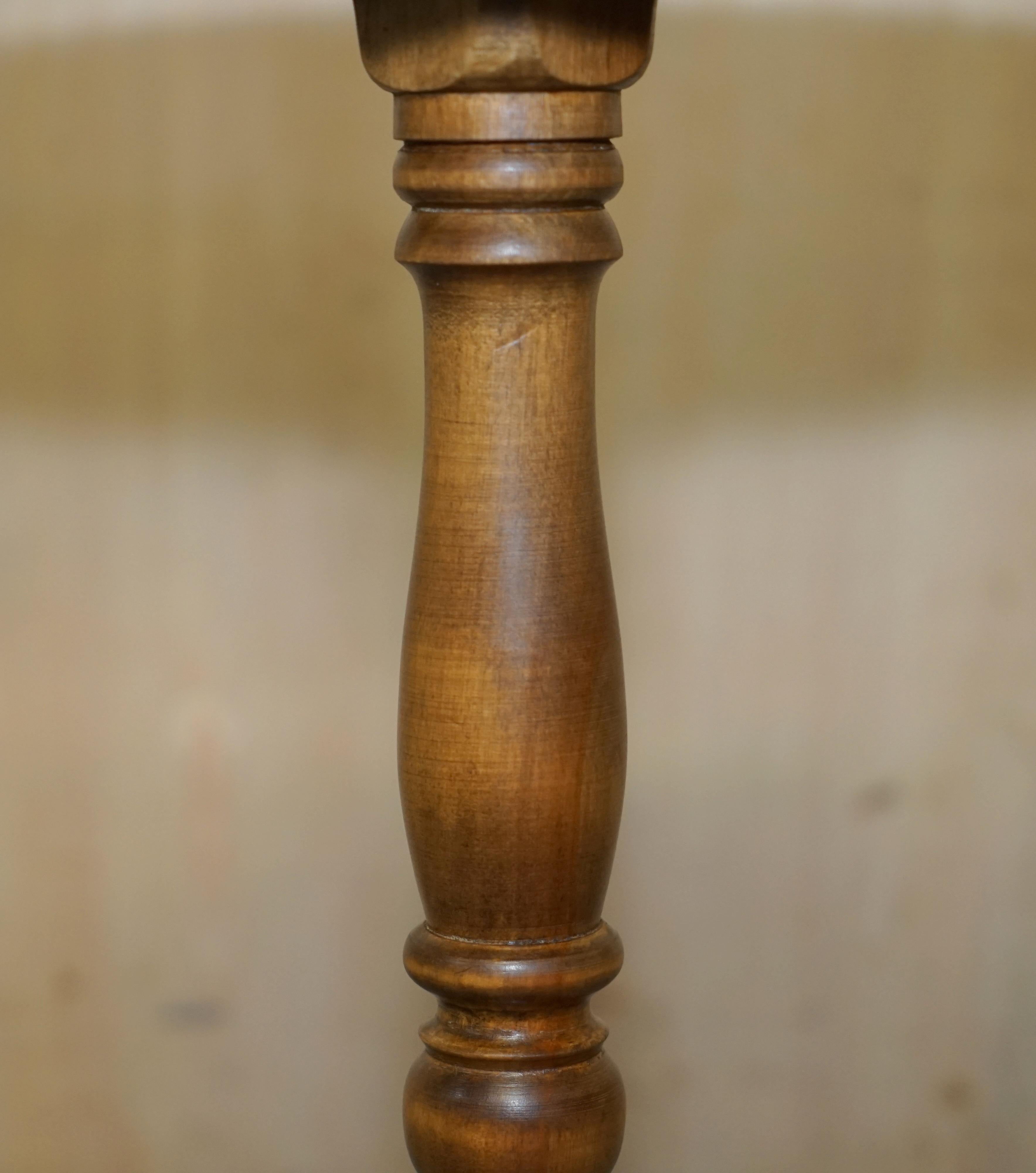 20ième siècle ENGLISH OAK TRIPOD END LAMP WINE TABLE LOVELY PATINA TO THE TOP VINTAGE en vente