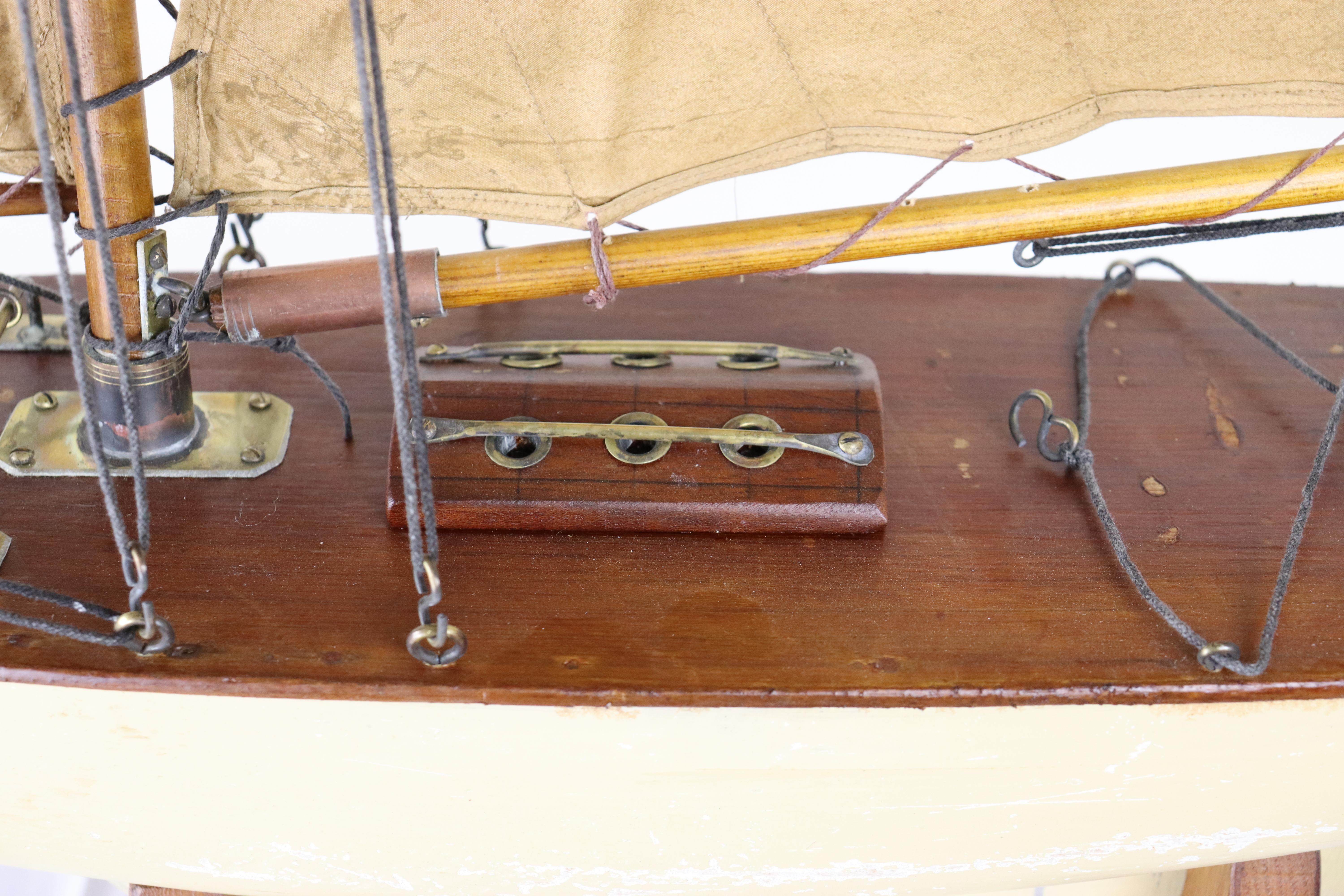 Englische Vintage-Pond- Yacht „Otter“ mit cremefarbener Hull im Angebot 6