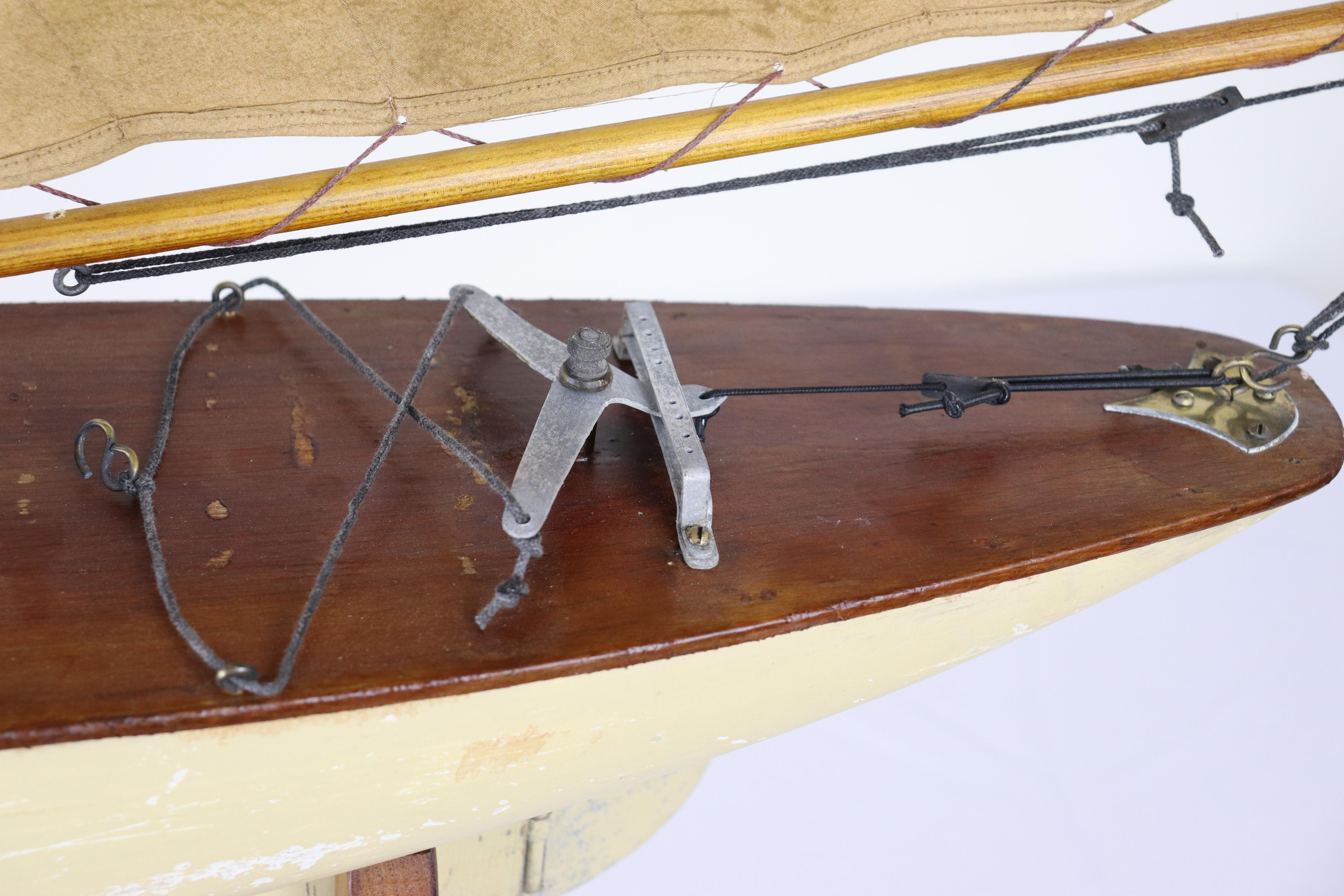 Englische Vintage-Pond- Yacht „Otter“ mit cremefarbener Hull im Angebot 7