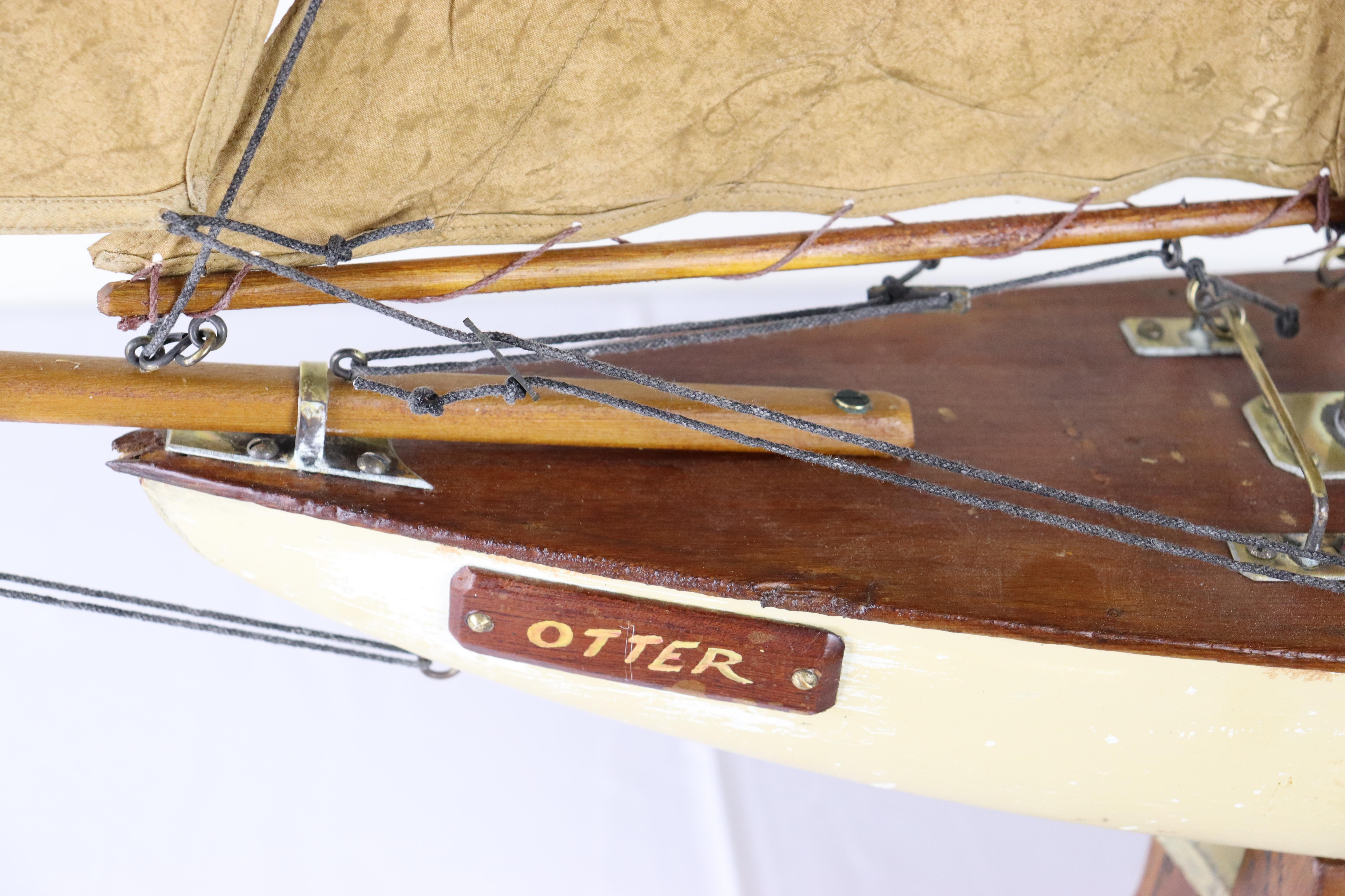 Englische Vintage-Pond- Yacht „Otter“ mit cremefarbener Hull im Angebot 8