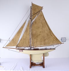 Vintage English Pond Yacht "Otter" avec coque crème