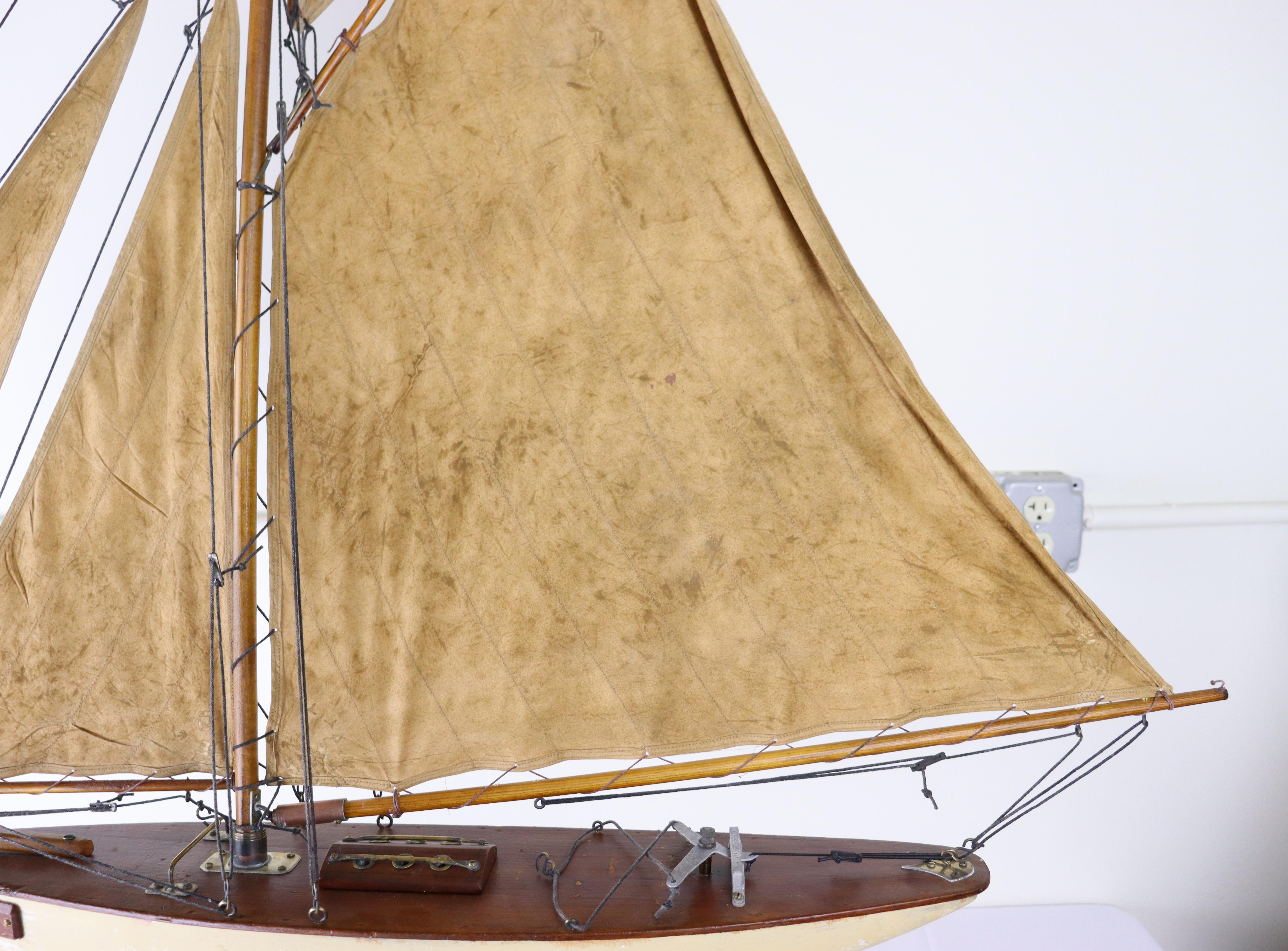 Englische Vintage-Pond- Yacht „Otter“ mit cremefarbener Hull (Holz) im Angebot