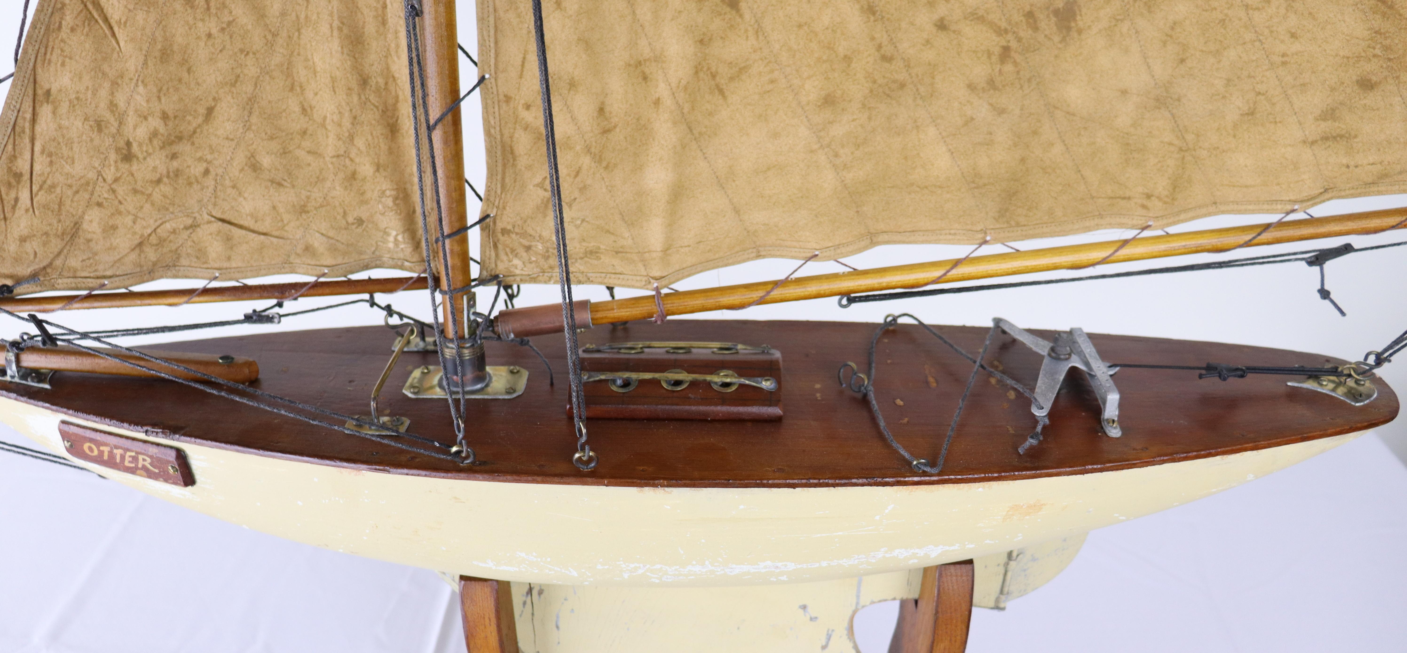 Englische Vintage-Pond- Yacht „Otter“ mit cremefarbener Hull im Angebot 1