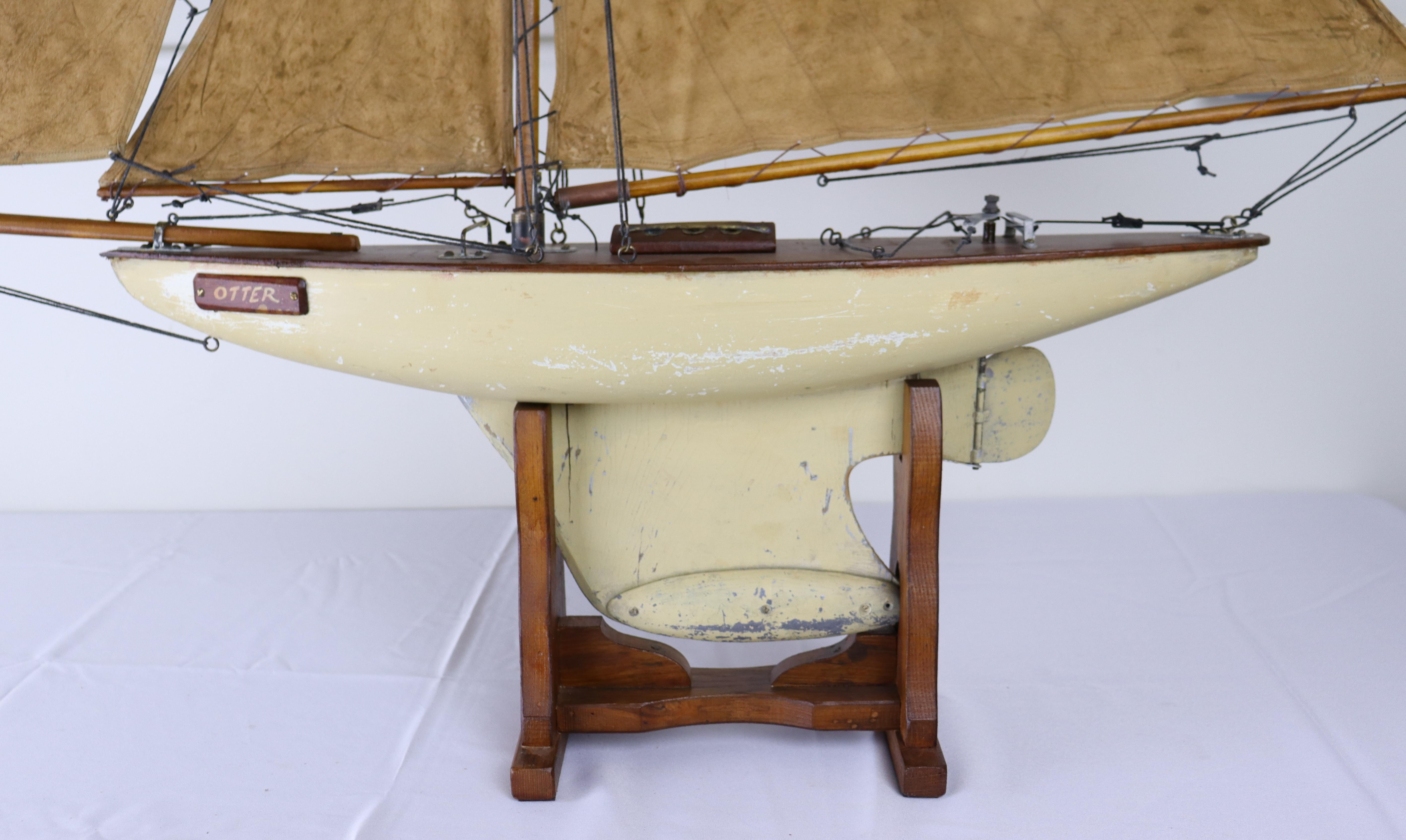 Englische Vintage-Pond- Yacht „Otter“ mit cremefarbener Hull im Angebot 2