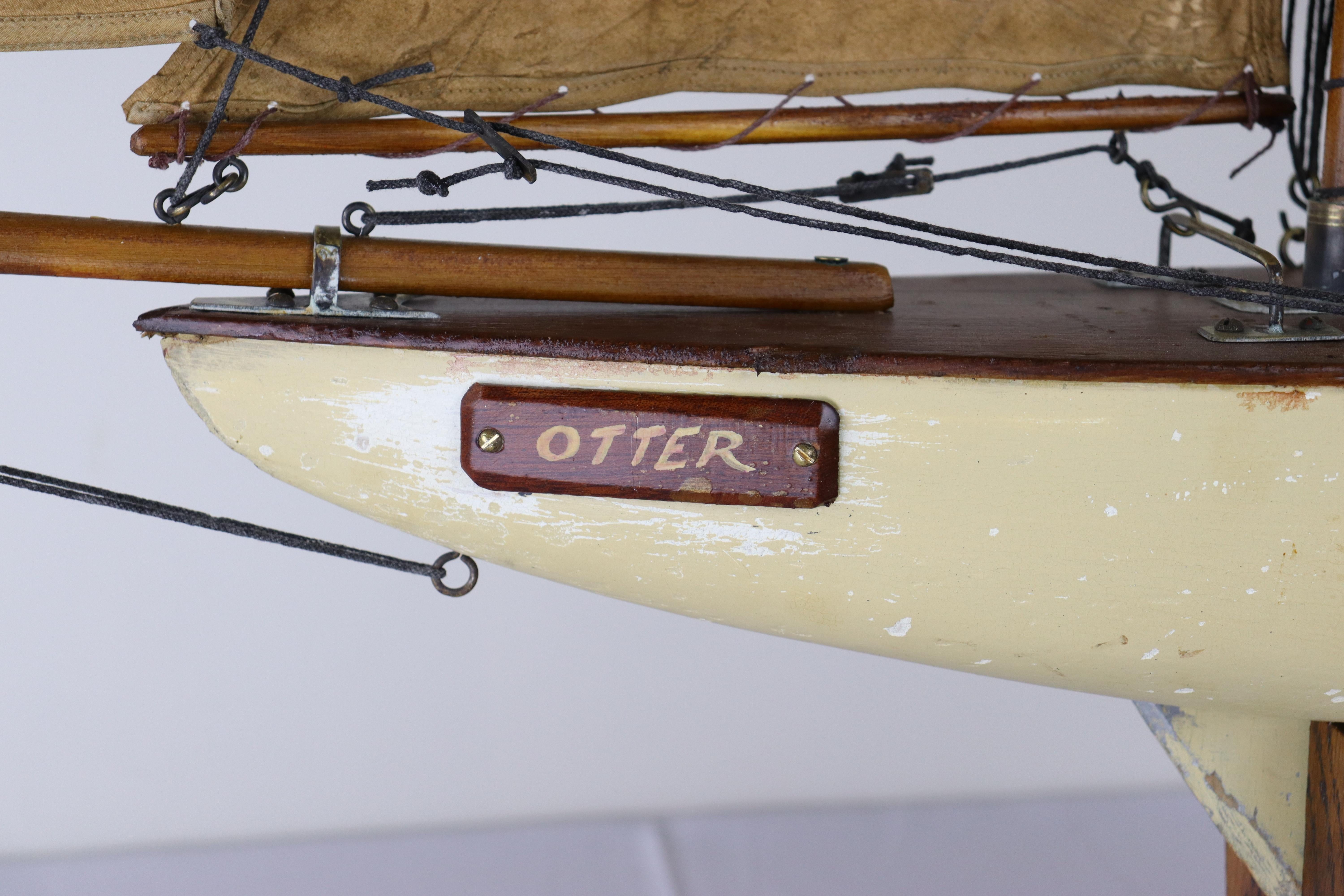 Englische Vintage-Pond- Yacht „Otter“ mit cremefarbener Hull im Angebot 3