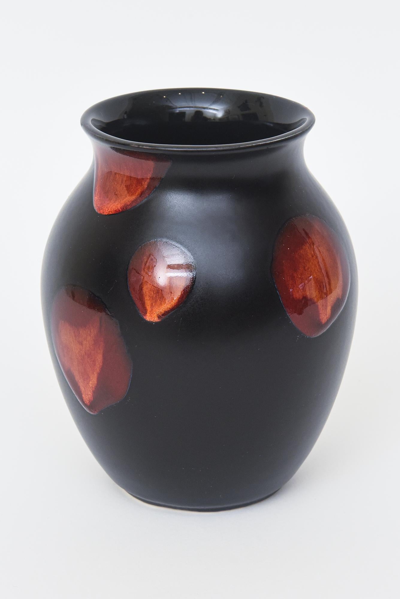 Englische abstrakte Vintage-Vase aus Keramik für Poole in Rot und Schwarz (Moderne der Mitte des Jahrhunderts) im Angebot