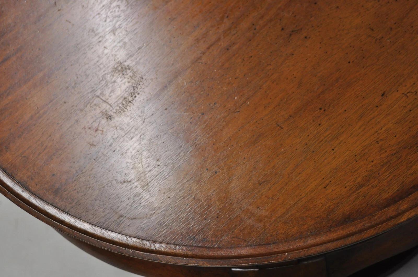 Vintage English Queen Anne Style Round Walnut Wood Lamp Side Table by Hekman en vente 4