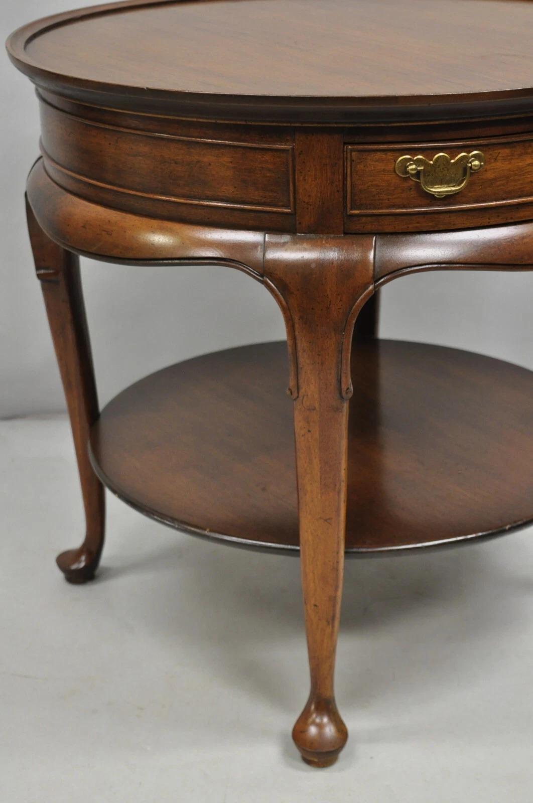 Vintage English Queen Anne Style Round Walnut Wood Lamp Side Table by Hekman en vente 5