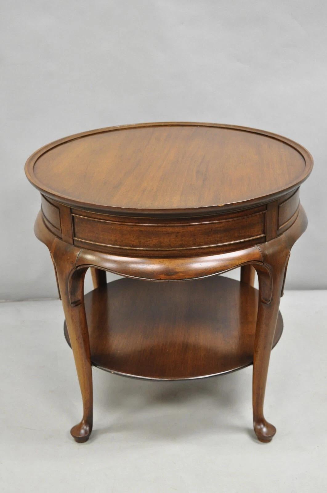 Vintage English Queen Anne Style Round Walnut Wood Lamp Side Table by Hekman en vente 6