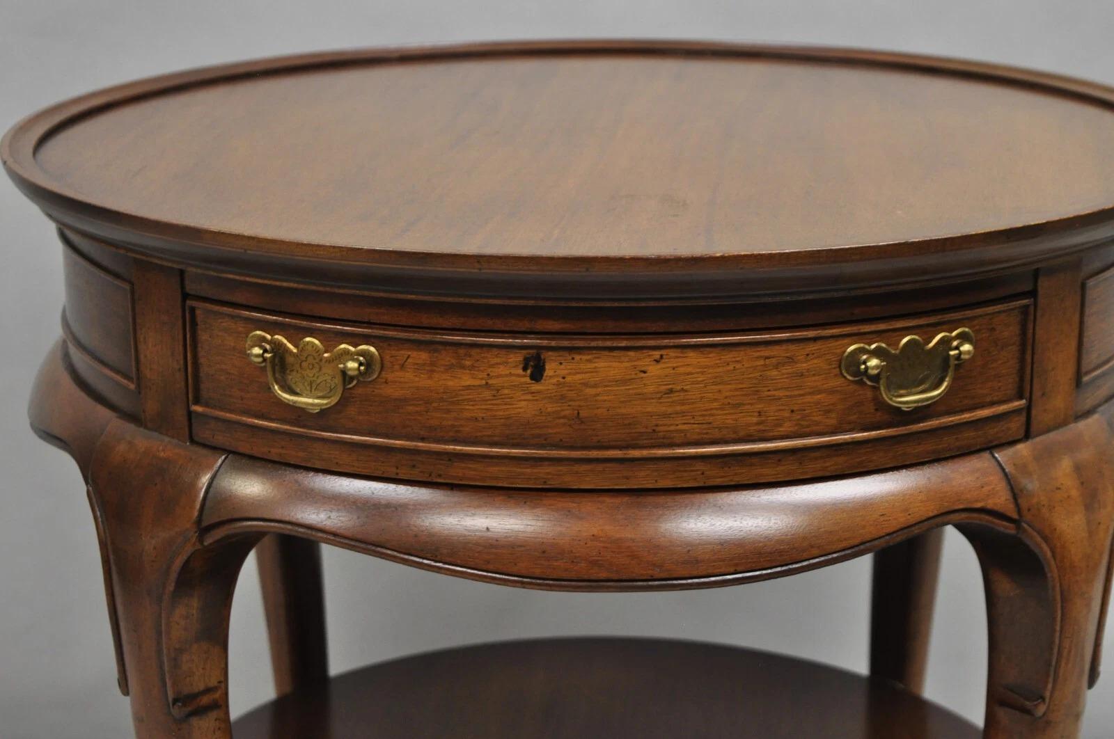 Inconnu Vintage English Queen Anne Style Round Walnut Wood Lamp Side Table by Hekman en vente