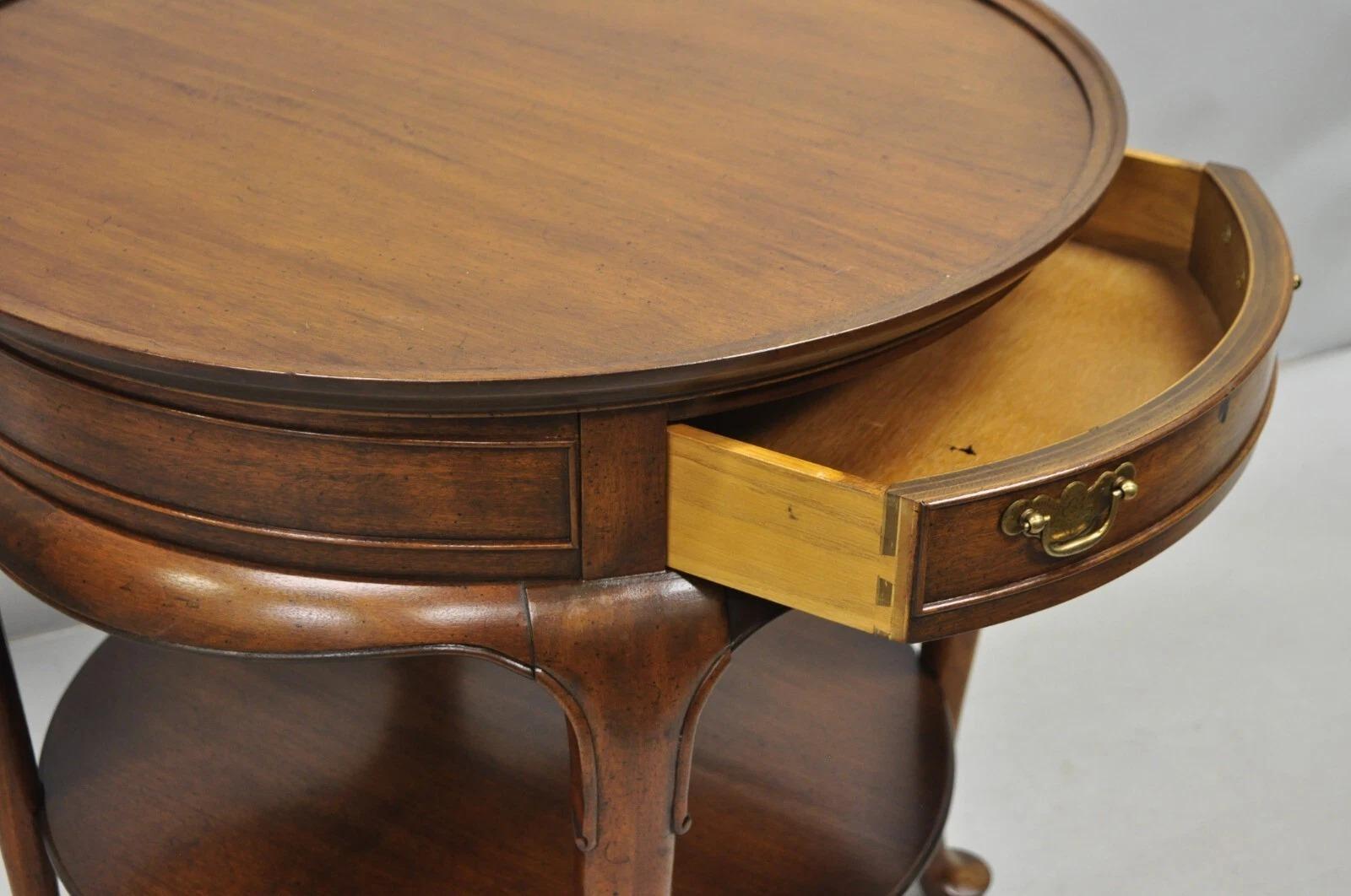 Vintage English Queen Anne Style Round Walnut Wood Lamp Side Table by Hekman Bon état - En vente à Philadelphia, PA