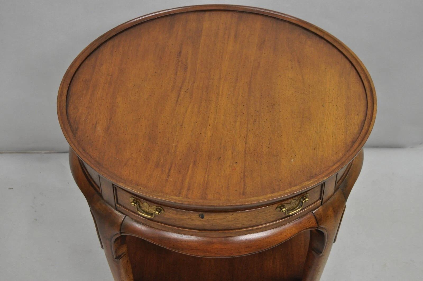 Noyer Vintage English Queen Anne Style Round Walnut Wood Lamp Side Table by Hekman en vente