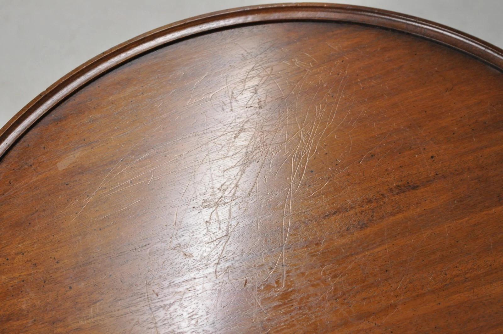 Vintage English Queen Anne Style Round Walnut Wood Lamp Side Table by Hekman en vente 1