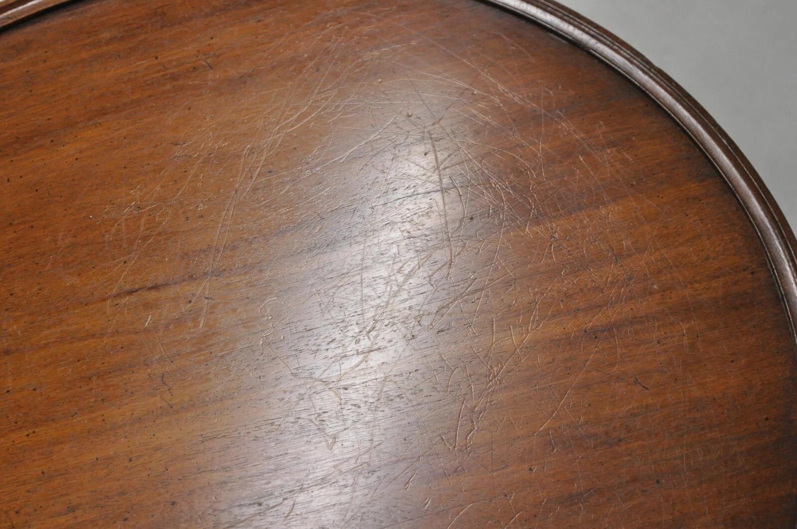 Vintage English Queen Anne Style Round Walnut Wood Lamp Side Table by Hekman en vente 2