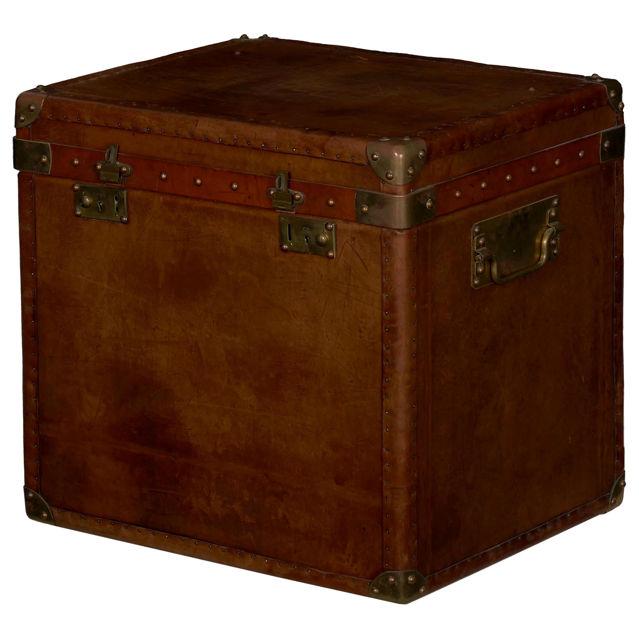 Vintage Travel Trunks 60 For Sale on 1stdibs