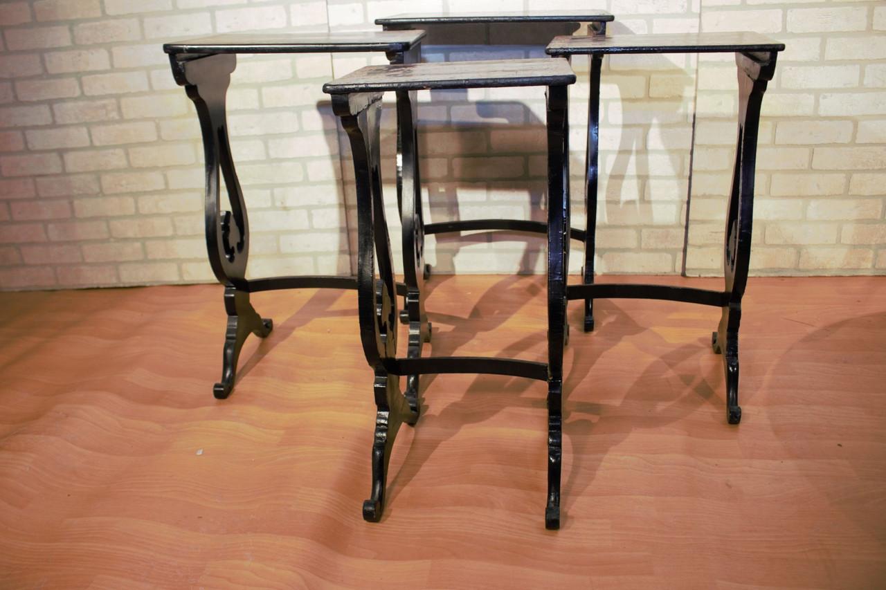 Tavolini da nido dipinti a mano della Reggenza inglese vintage - set di 4 in vendita 5