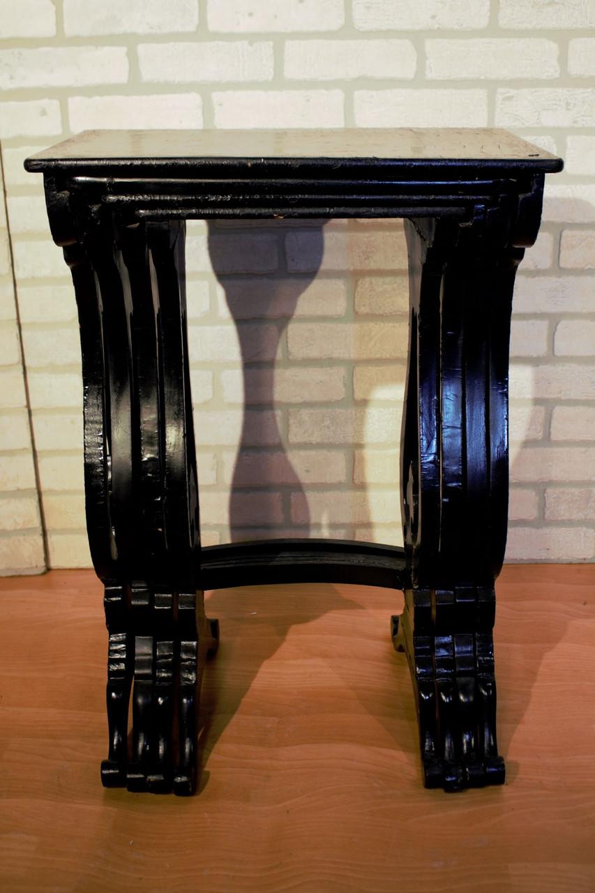 Tavolini da nido dipinti a mano della Reggenza inglese vintage - set di 4

Questo set di quattro tavolini impilabili in stile reggenza inglese presenta scene laccate nere e dorate dipinte a mano in stile Chinoiserie. Conservali comodamente quando