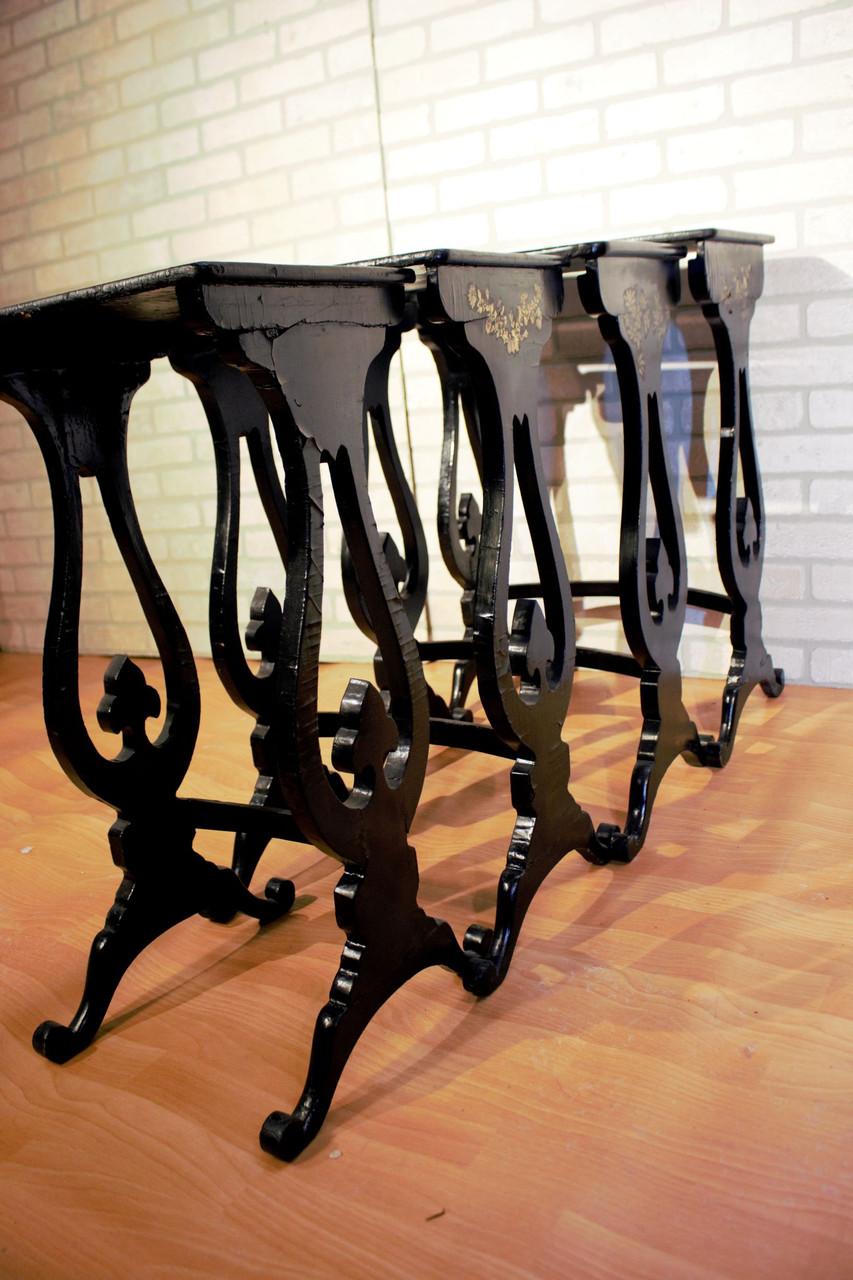 Legno Tavolini da nido dipinti a mano della Reggenza inglese vintage - set di 4 in vendita