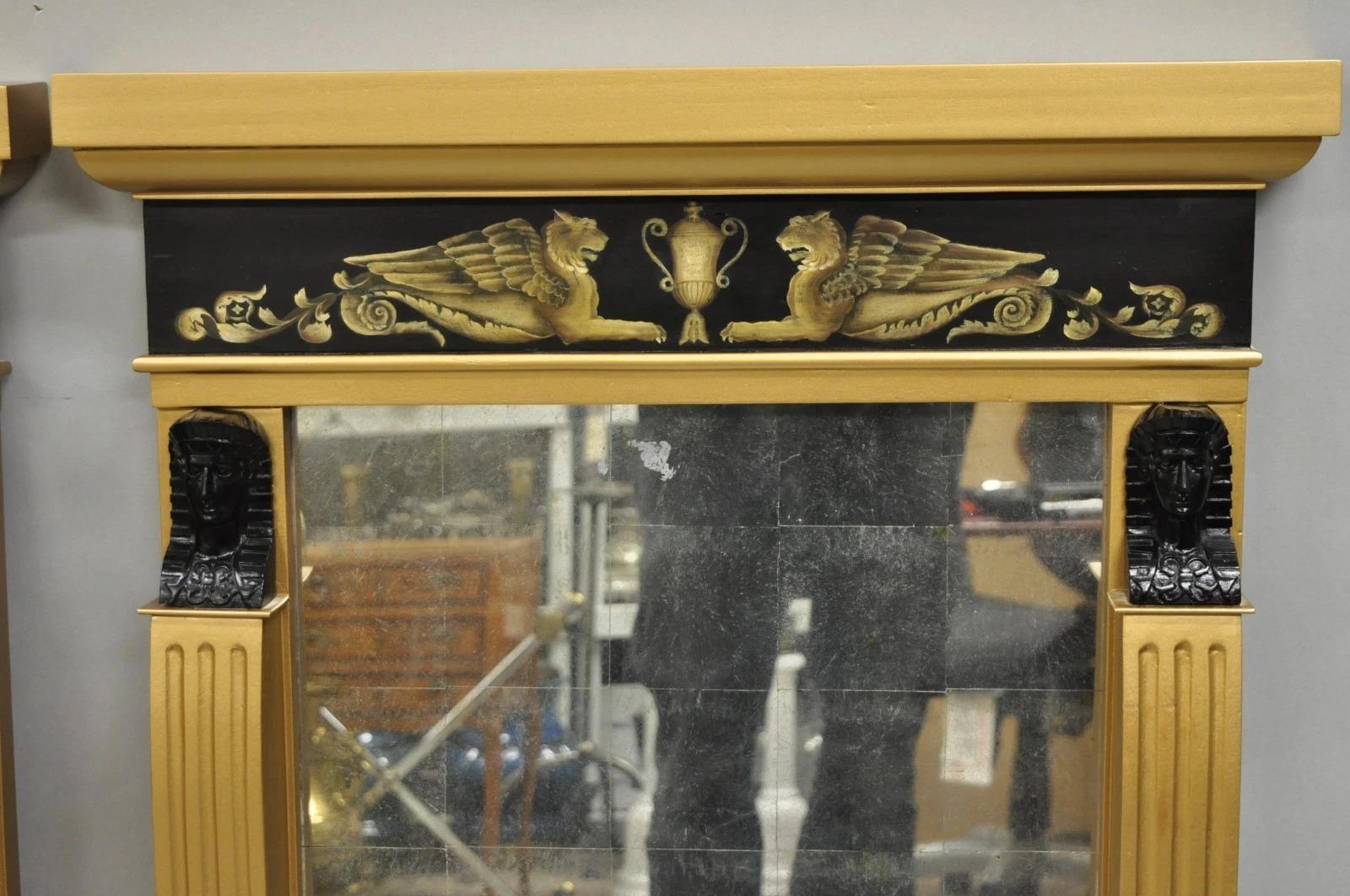 Pareja de espejos de pared dorados estilo esfinge de la época del renacimiento egipcio inglés vintage Renacimiento egipcio en venta