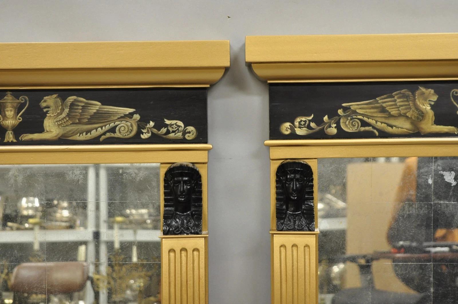 Pareja de espejos de pared dorados estilo esfinge de la época del renacimiento egipcio inglés vintage siglo XX en venta