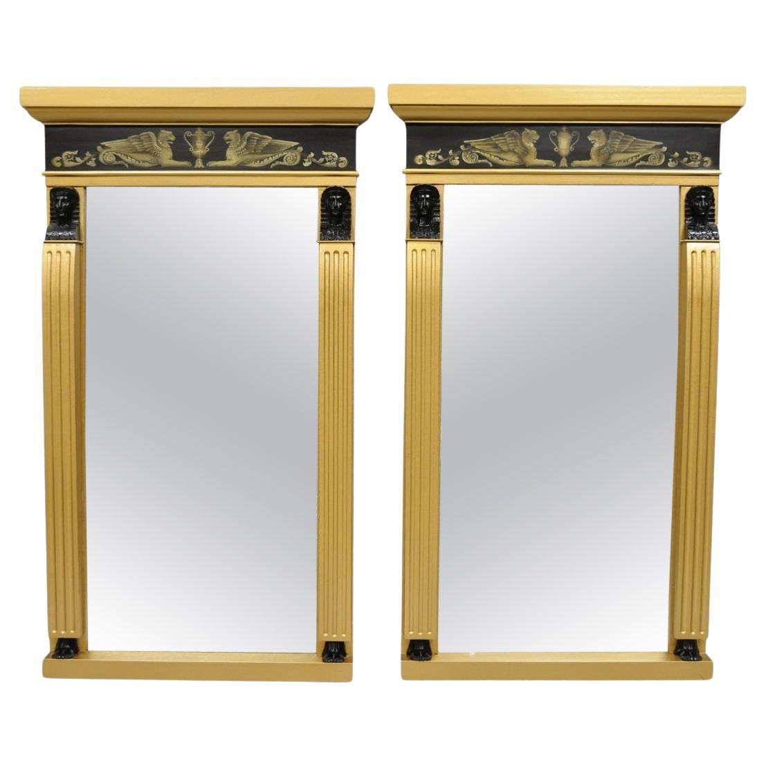 Pareja de espejos de pared dorados estilo esfinge de la época del renacimiento egipcio inglés vintage en venta