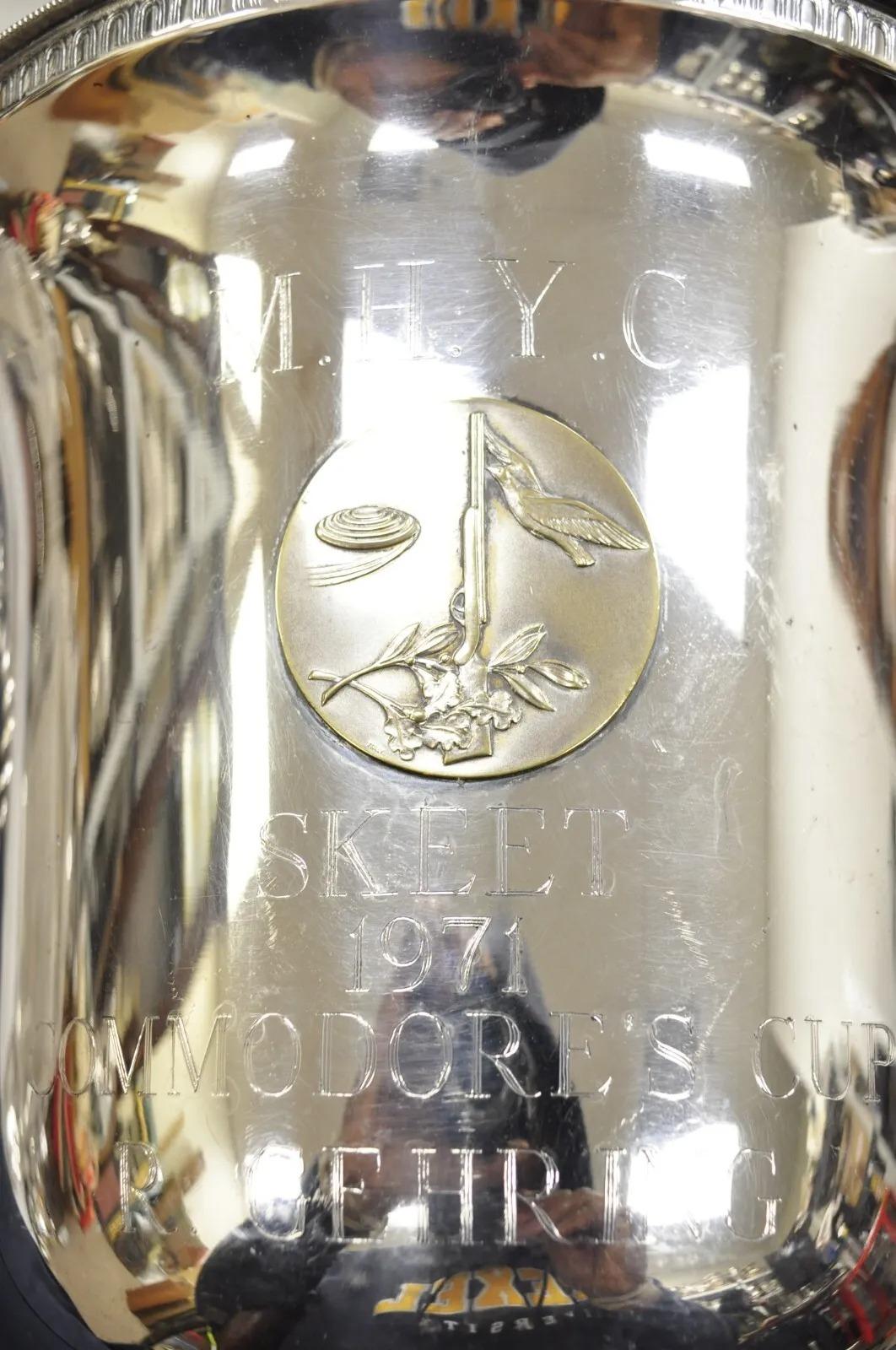 Vintage English Regency Style Lion Head Champagne Chiller Ice Bucket 1971 Skeet Award. Les caractéristiques de l'article sont gravées 