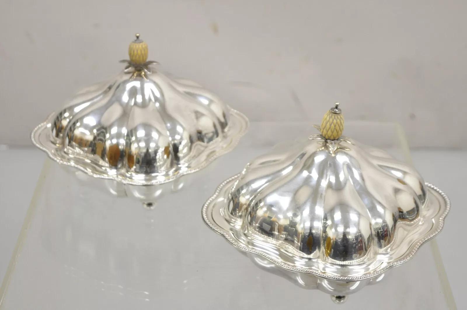 Pareja de Platos Cubiertos Festoneados de la Regencia Inglesa. El artículo tiene asas de piña únicas y se eleva sobre pies de bola. Un par vintage muy bonito. Principios del siglo XX. Medidas: 7