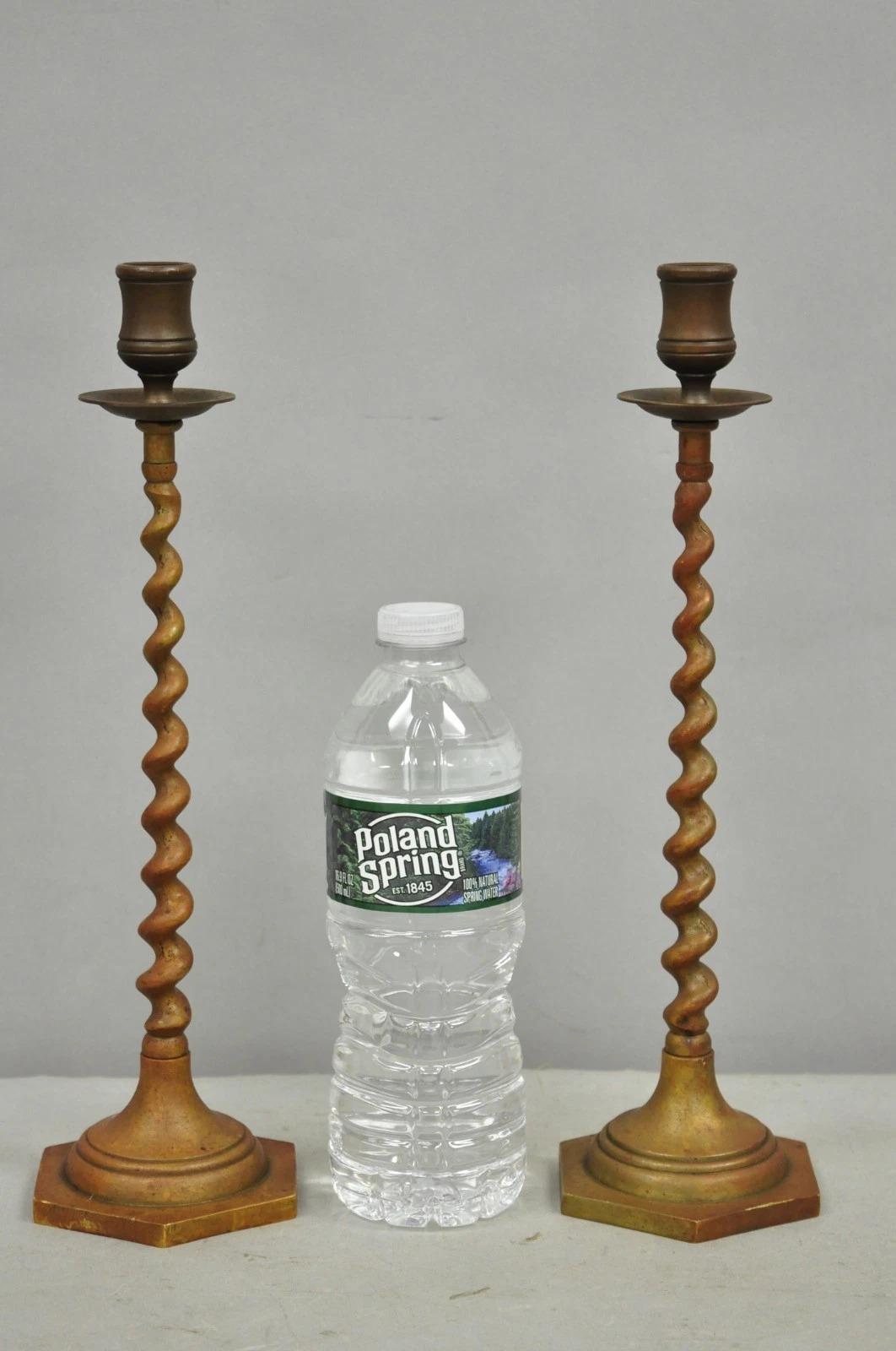 Candelieri a spirale in bronzo patinato in stile Regenza inglese - una coppia. Circa metà del XX secolo. Misure: 12