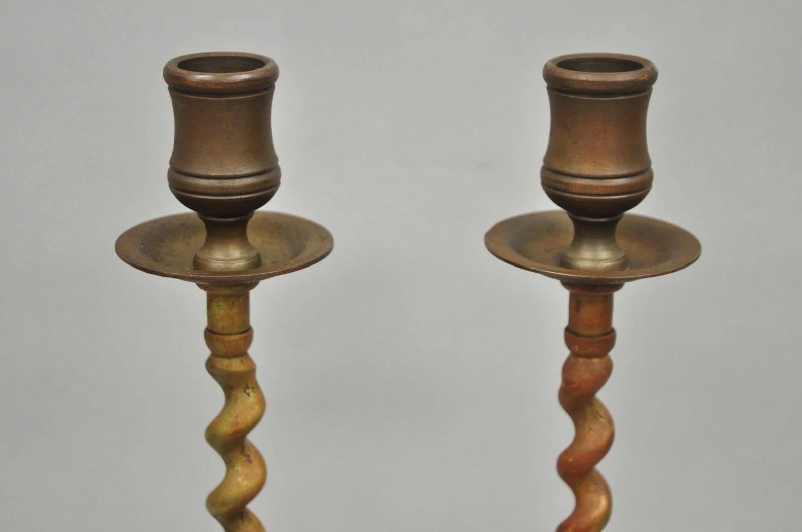 Regency Candelieri d'epoca in bronzo patinato a forma di orzo, una coppia di piccoli candelieri della Reggenza inglese in vendita