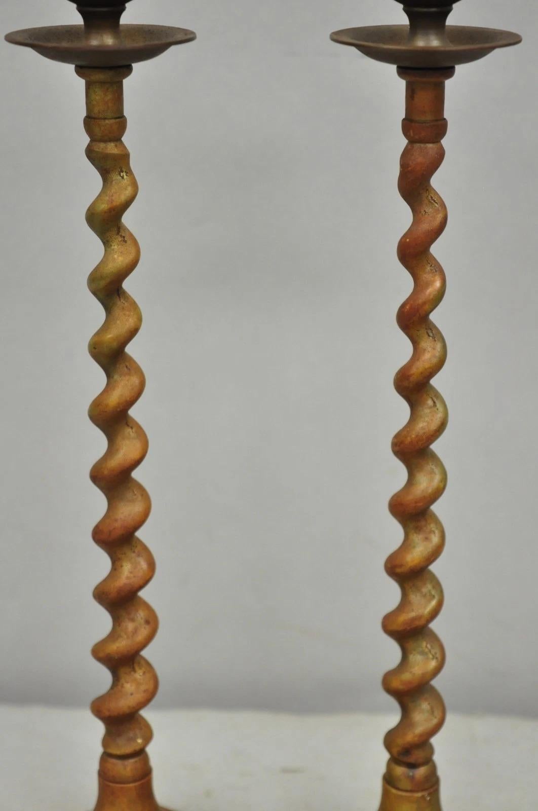 Sconosciuto Candelieri d'epoca in bronzo patinato a forma di orzo, una coppia di piccoli candelieri della Reggenza inglese in vendita