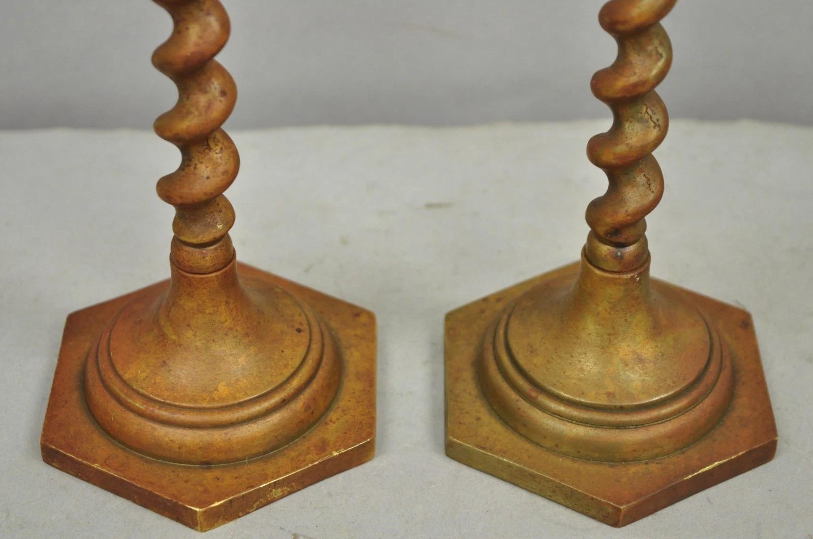 Candelieri d'epoca in bronzo patinato a forma di orzo, una coppia di piccoli candelieri della Reggenza inglese In condizioni buone in vendita a Philadelphia, PA