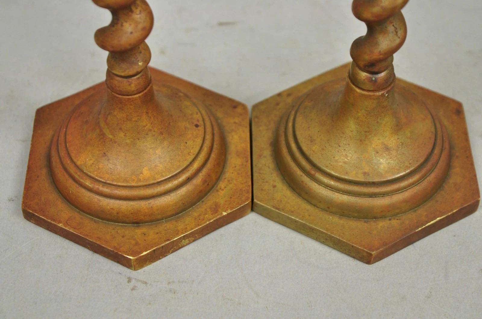 XX secolo Candelieri d'epoca in bronzo patinato a forma di orzo, una coppia di piccoli candelieri della Reggenza inglese in vendita