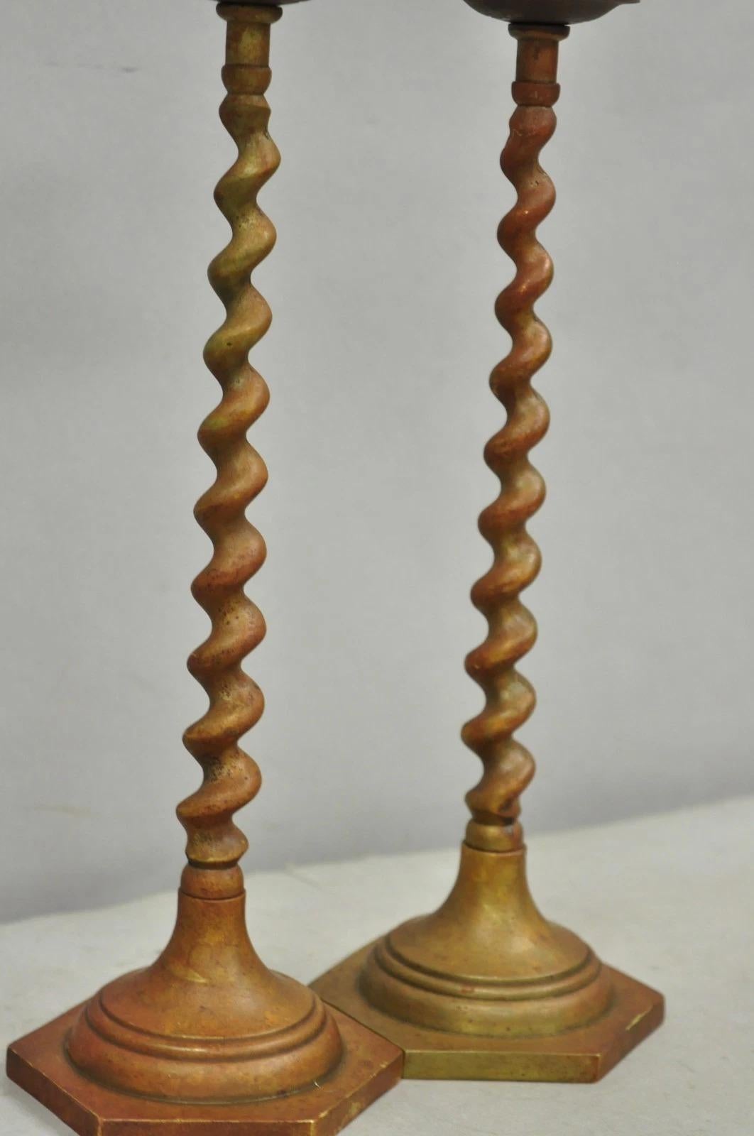 Candelieri d'epoca in bronzo patinato a forma di orzo, una coppia di piccoli candelieri della Reggenza inglese in vendita 1