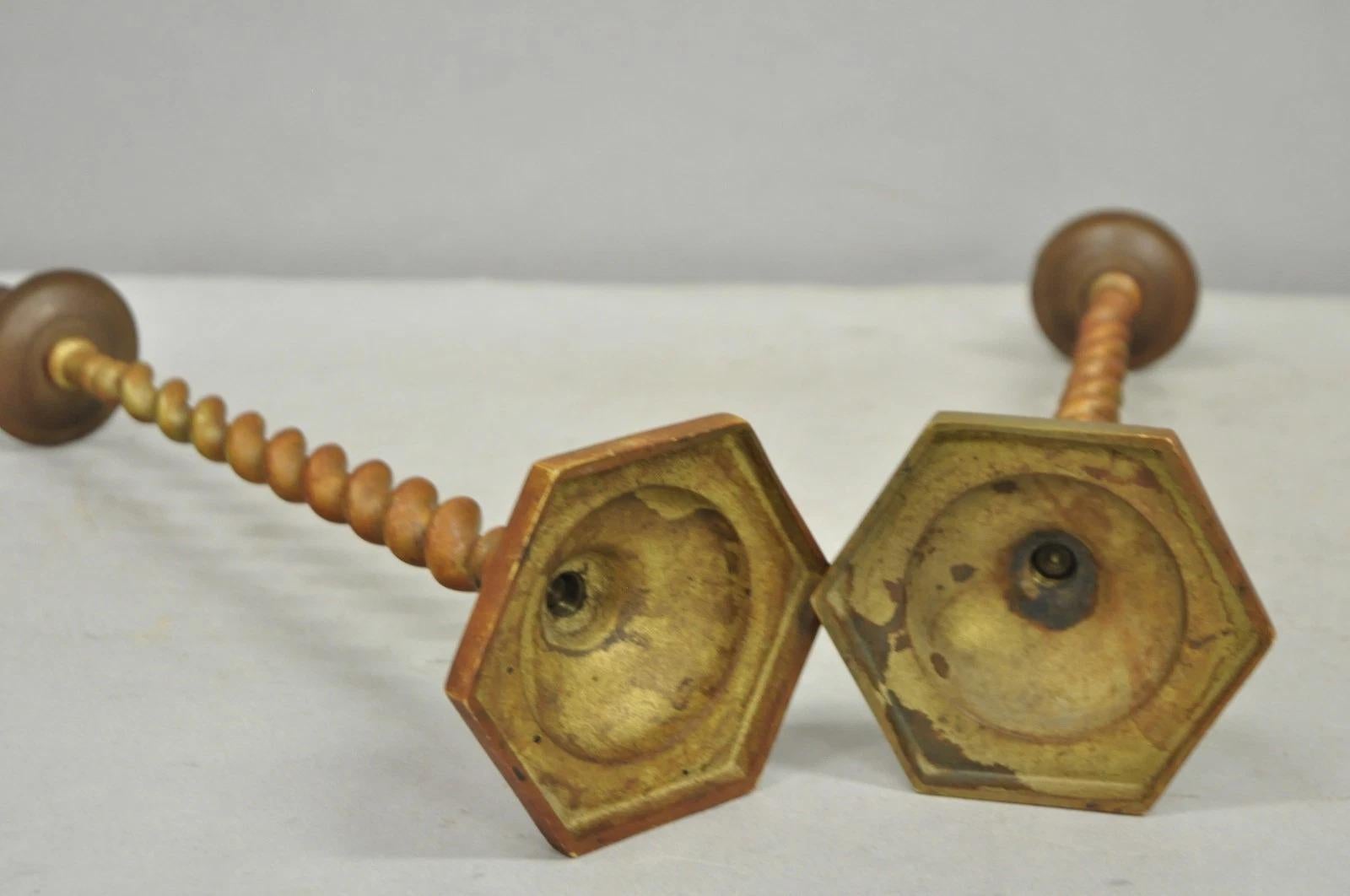 Candelieri d'epoca in bronzo patinato a forma di orzo, una coppia di piccoli candelieri della Reggenza inglese in vendita 2